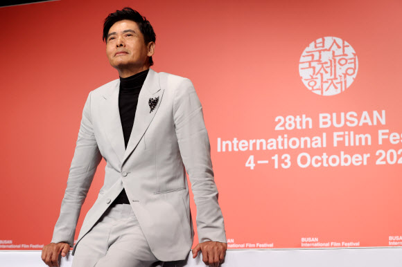 홍콩 배우 저우룬파(주윤발)이 5일 오후 부산 해운대구 KNN시어터에서 제28회 부산국제영화제 올해의 아시아영화인상 기자회견에서 포즈를 취하고 있다. 2023.10.5 연합뉴스