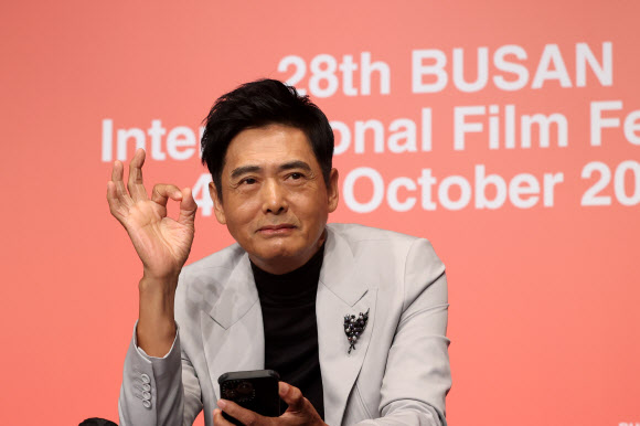 홍콩 배우 저우룬파(주윤발)이 5일 오후 부산 해운대구 KNN시어터에서 제28회 부산국제영화제 올해의 아시아영화인상 기자회견에서 개인 휴대전화로 찍은 사진을 참석자들에게 전달하고 있다. 2023.10.5 연합뉴스