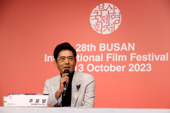 홍콩 배우 저우룬파(주윤발)이 5일 오후 부산 해운대구 KNN시어터에서 제28회 부산국제영화제 올해의 아시아영화인상 기자회견에서 취재진의 질문에 답하고 있다. 2023.10.5 연합뉴스