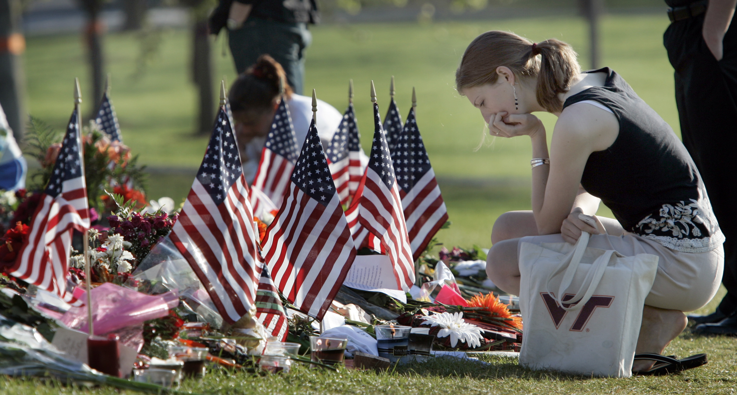 2007년 미국 버지니아공대에서 발생한 총기 난사 사건의 희생자를 기리는 추모식에서 시민들이 슬픔에 잠겨 있다.  버지니아 AP 연합뉴스