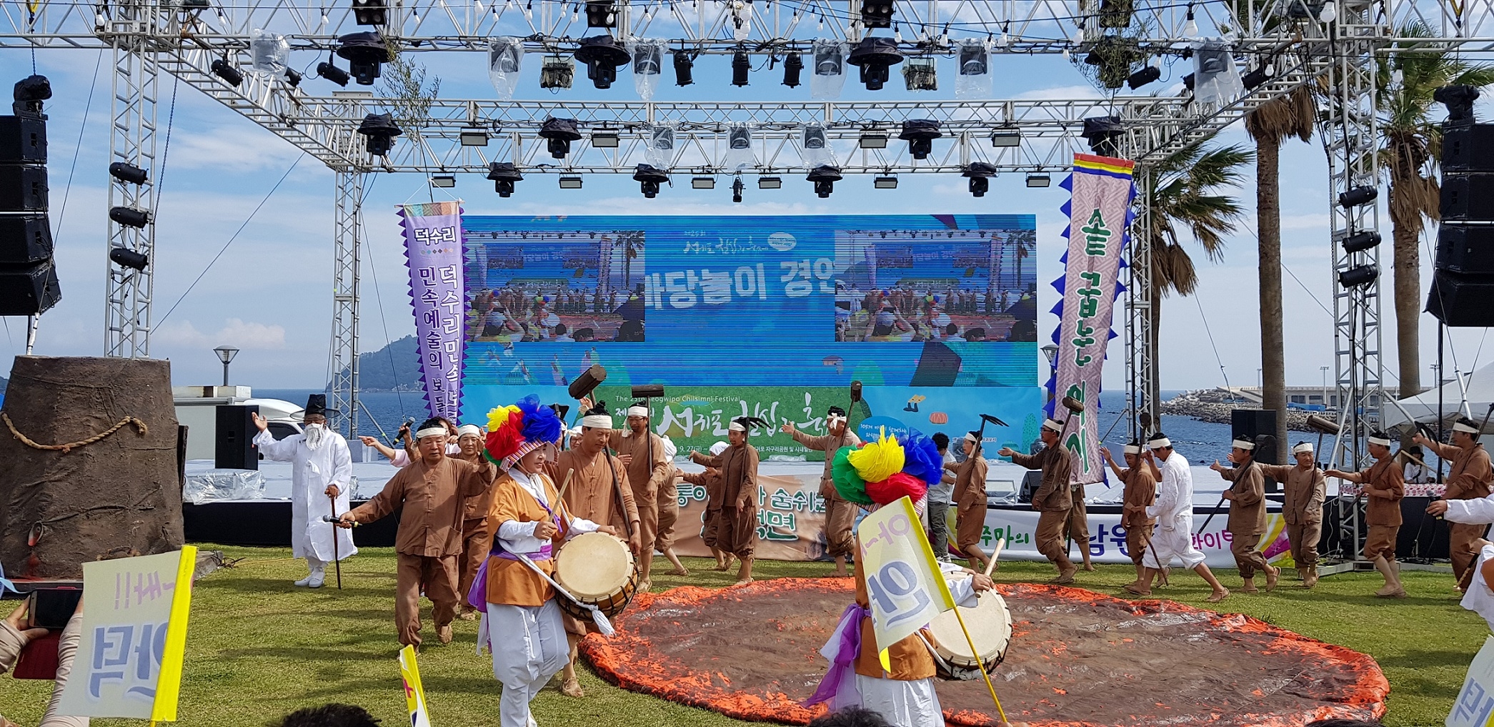 오는 13일부터 15일까지 3일간 제주월드컵경기장에서 펼쳐지는 제29회 칠십리축제는 올해부터 더 젊어진 축제로 변신한다. 사진은 지난해 축제때의 모습. 서귀포시 제공