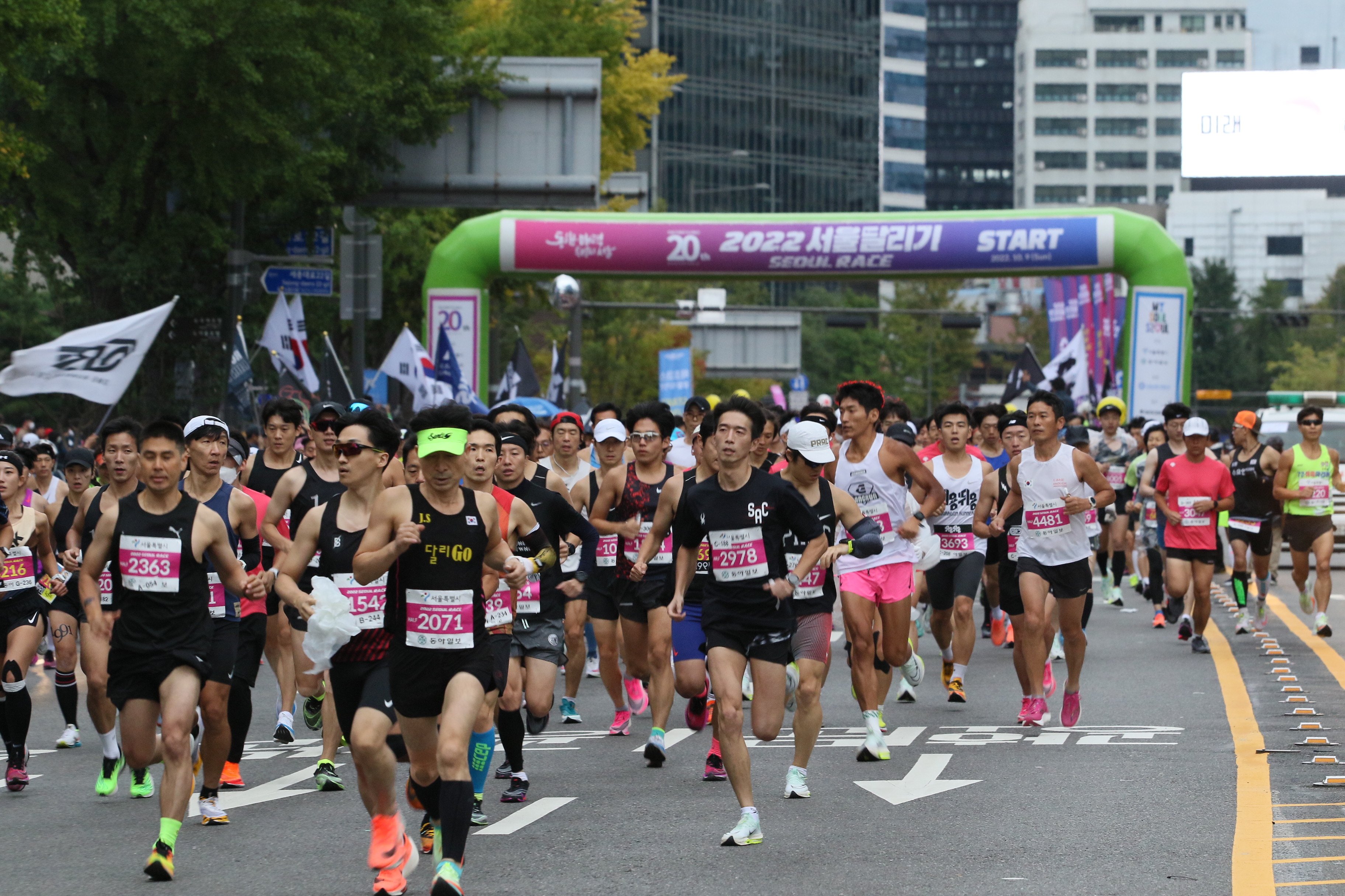 지난해 열린 ‘2022 서울달리기’ 대회 참가자들이 도로 위를 힘차게 달리고 있다. 서울시 제공