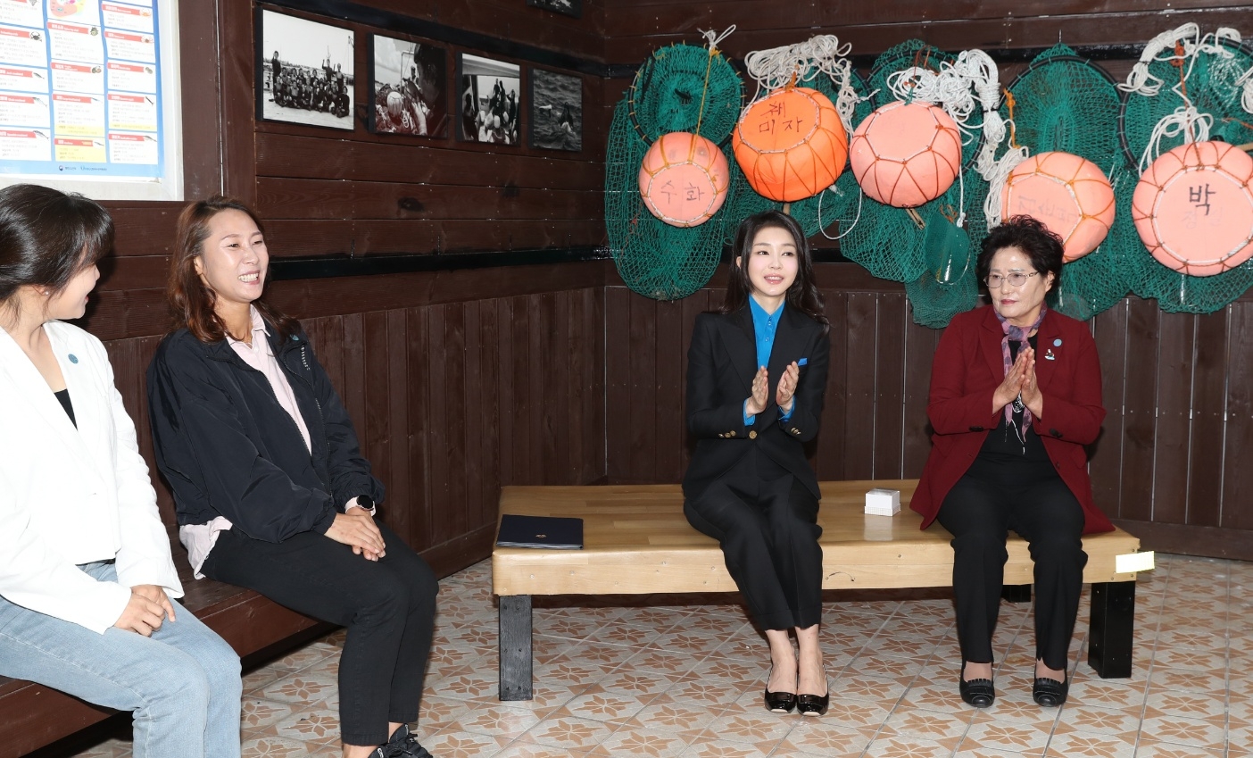 김건희 여사가 6일 제주도 구좌읍 종달어촌계 해녀휴게실에서 제주해녀들과 대화를 나누며 웃고 있다. 대통령실 제공