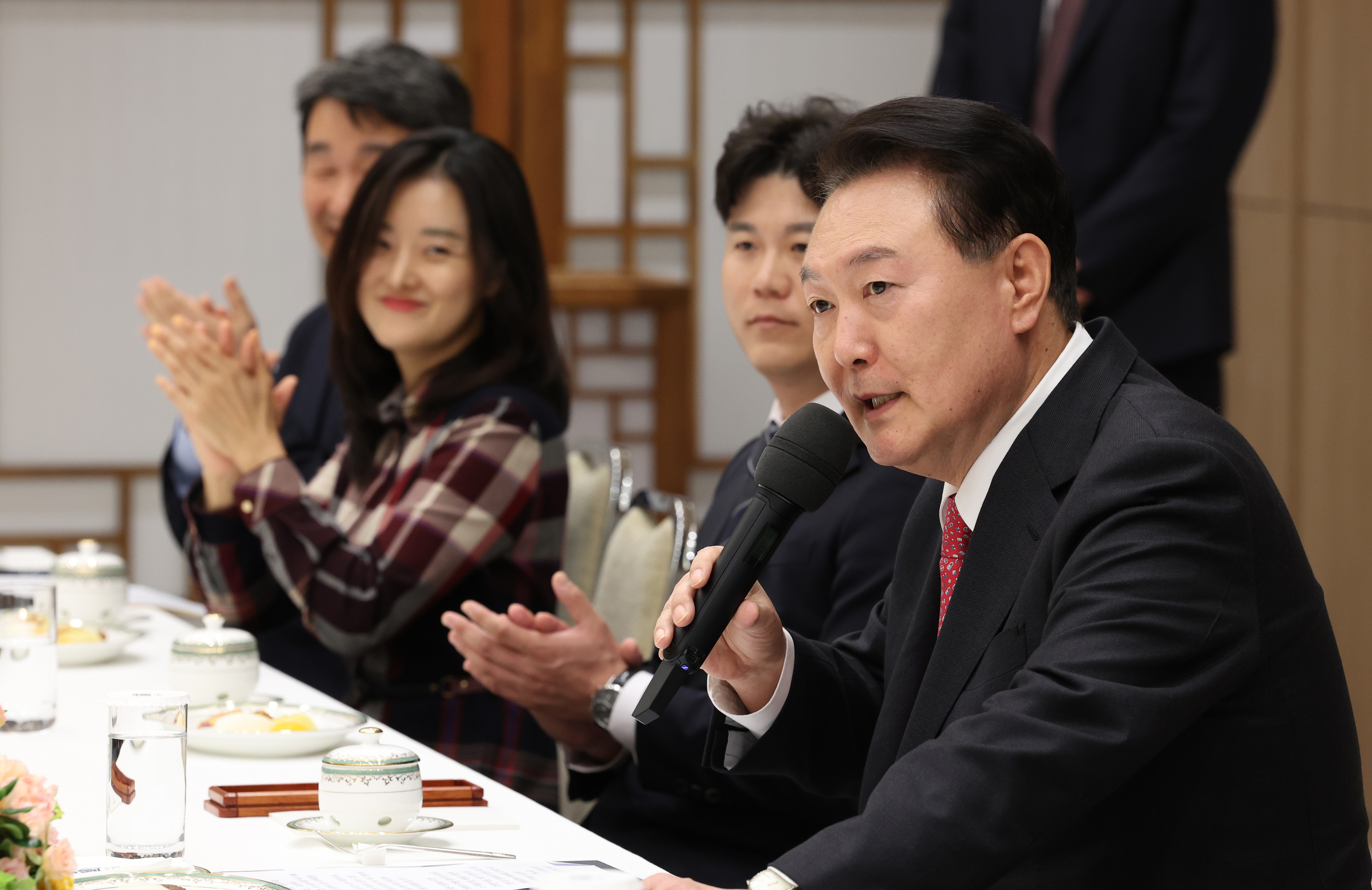 윤석열 대통령이 6일 서울 용산 대통령실 청사에서 열린 교권 보호 4법 계기 현장 교원과의 대화에서 격려의 발언을 하자 참석 교사들이 박수치고 있다. 연합뉴스