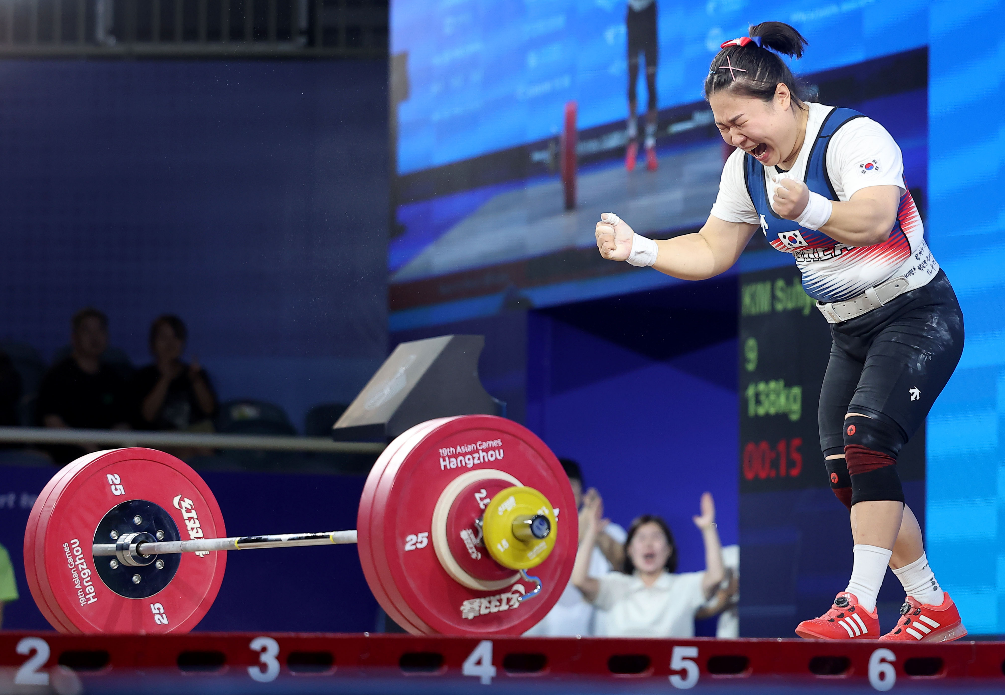 5일 중국 항저우 샤오산 스포츠센터에서 열린 2022 항저우 아시안게임 역도 여자 76kg급 그룹 A 경기에서 대한민국 김수현이 용상 3차 시기 138kg의 바벨을 들어올리는데 성공한 뒤 포효하고 있다. 2023.10.5 연합뉴스