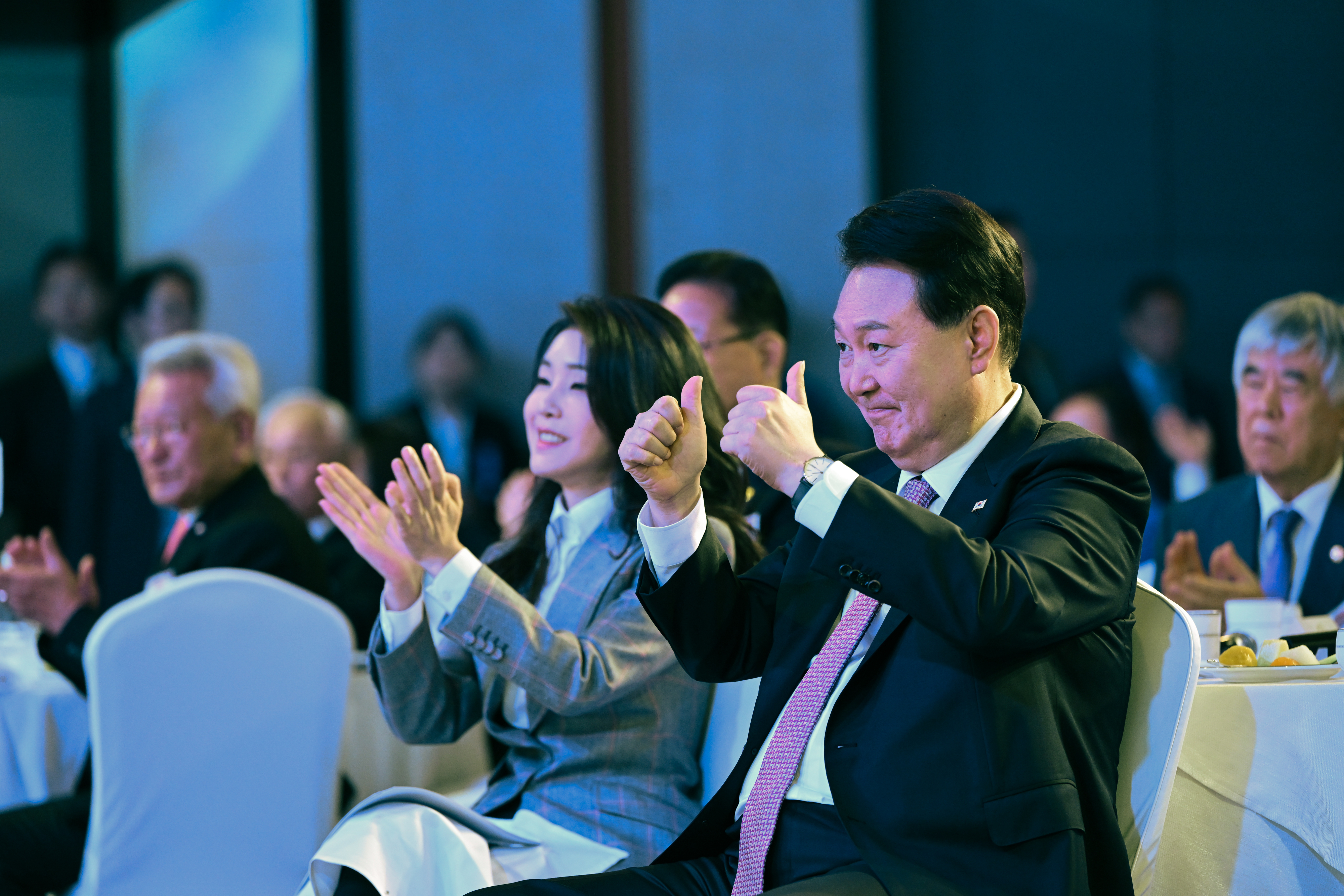 윤석열 대통령과 부인 김건희 여사가 지난 4일 광진구 그랜드 워커힐 서울에서 열린 파독 근로 60주년 기념 오찬에서 기념공연을 관람하고 있다. 대통령실 제공