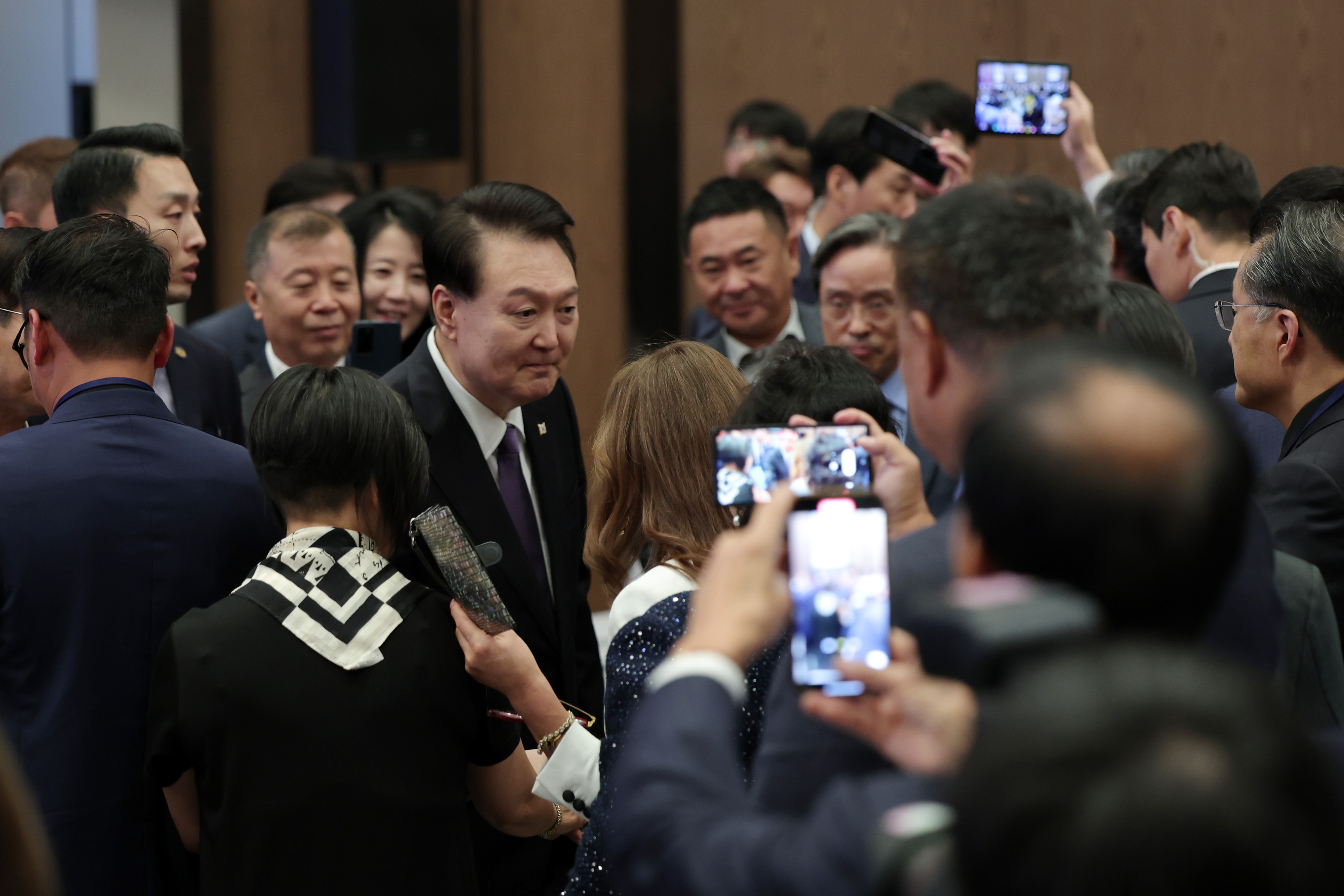 참석자들과 인사 나누는 윤석열 대통령