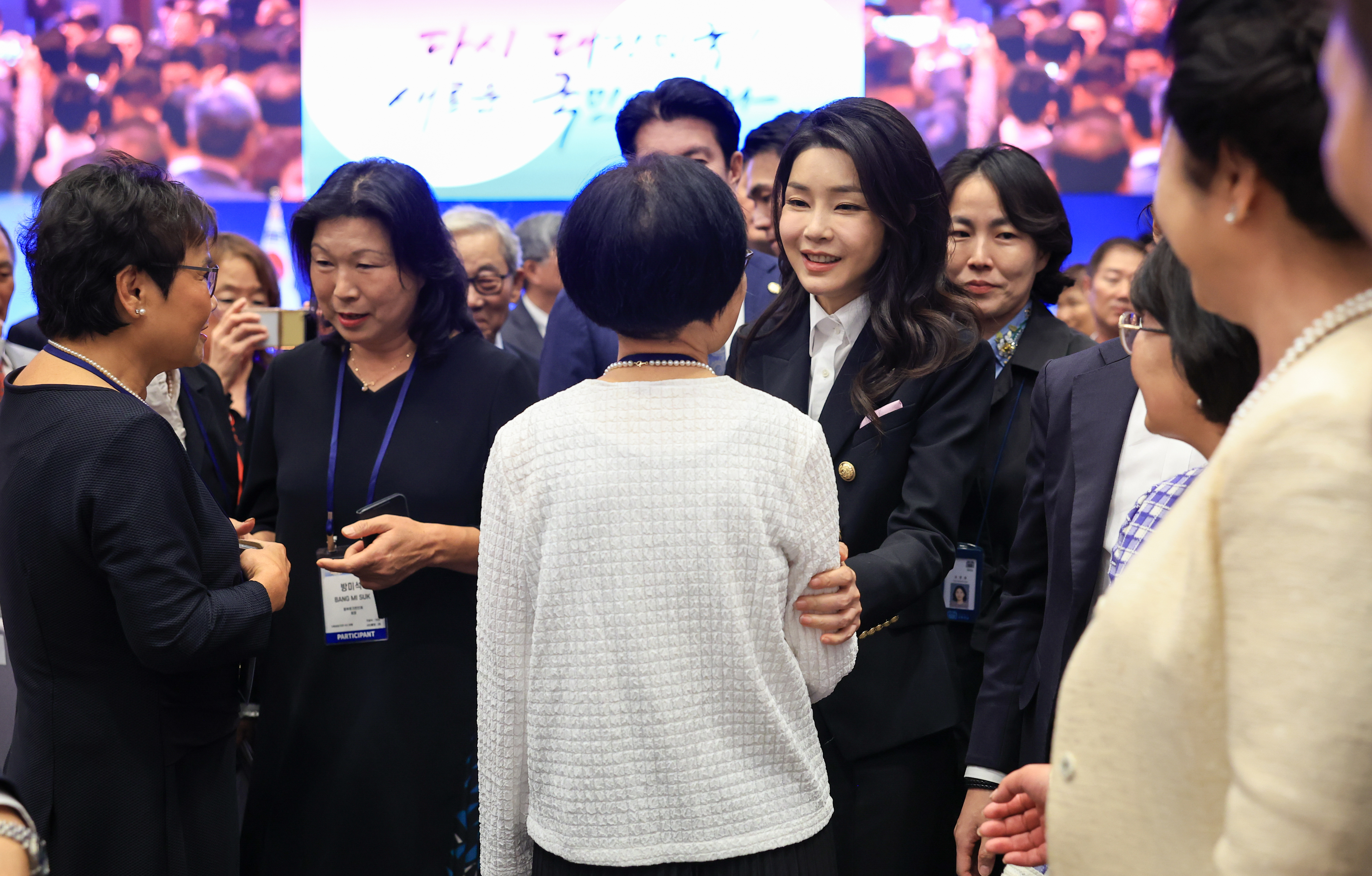 참석자들과 인사하는 김건희 여사