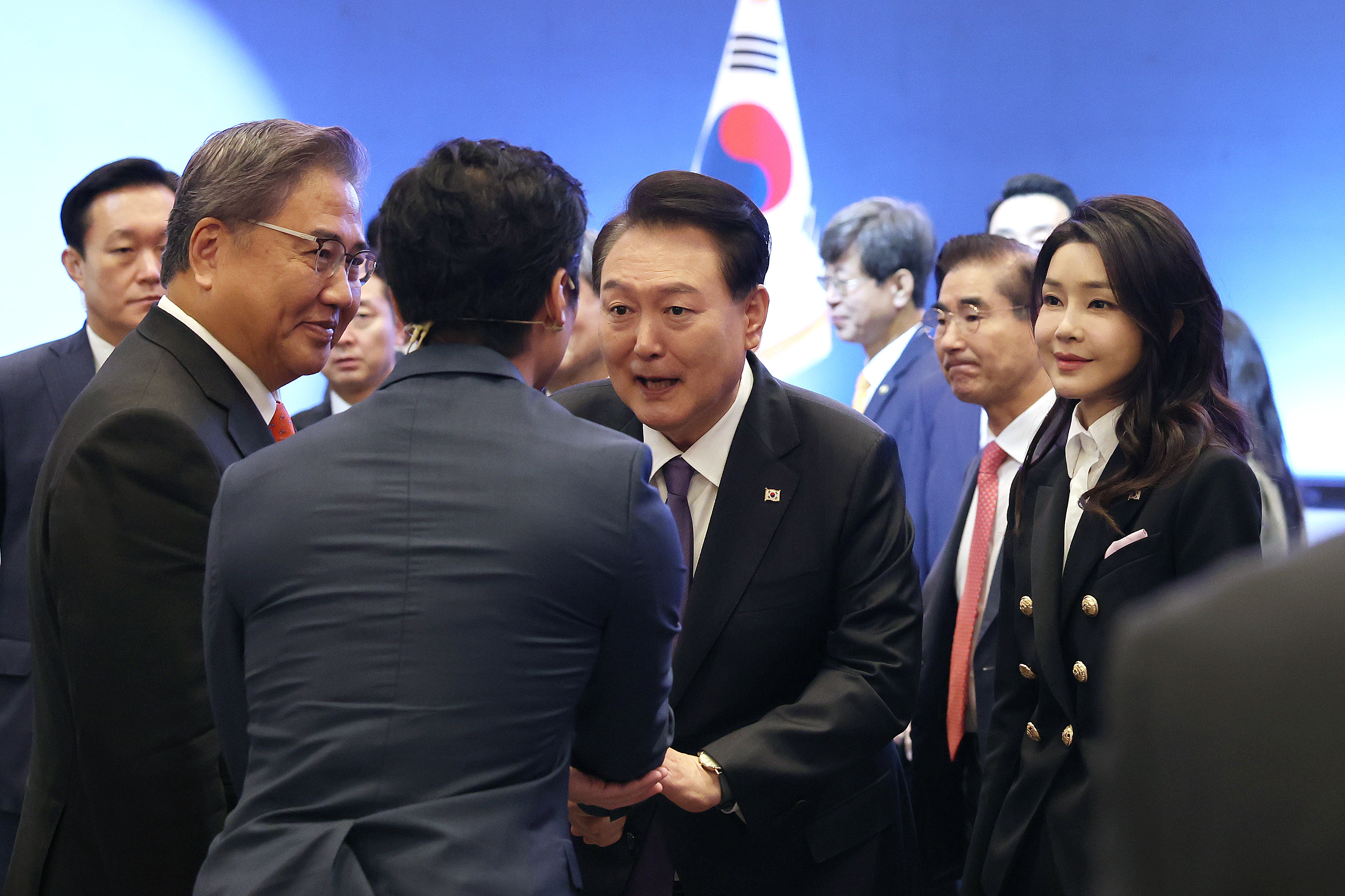 참석자들과 인사하는 윤석열 대통령