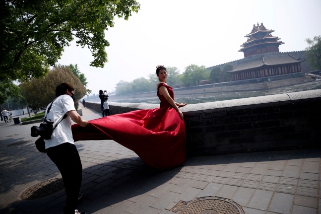 베이징 자금성 앞에서 한 여성이 웨딩 촬영을 하고 있다. 로이터 연합뉴스