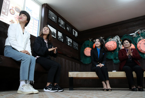 윤석열 대통령 부인 김건희 여사가 6일 제주시 구좌읍 종달어촌계 해녀휴게실에서 제주 해녀어업인들과 대화하고 있다. 2023.10.6 대통령실통신사진기자단