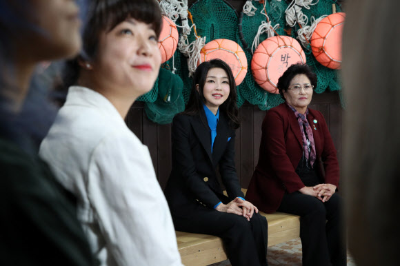 윤석열 대통령 부인 김건희 여사가 6일 제주시 구좌읍 종달어촌계 해녀휴게실에서 제주 해녀어업인들과 대화하고 있다. 2023.10.6  대통령실통신사진기자단