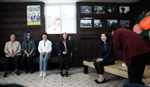 윤석열 대통령 부인 김건희 여사가 6일 제주시 구좌읍 종달어촌계 해녀휴게실에서 열린 제주 해녀어업인과의 대화에서 참석자들의 소개를 듣고 있다. 2023.10.6 대통령실통신사진기자단