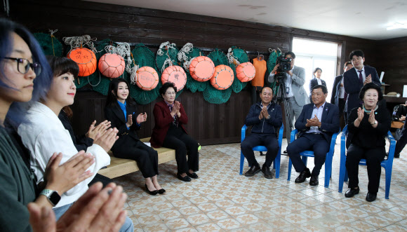 윤석열 대통령 부인 김건희 여사가 6일 제주시 구좌읍 종달어촌계 해녀휴게실에서 열린 제주 해녀어업인과의 대화에서 참석자들 소개에 박수치고 있다. 2023.10.6  대통령실통신사진기자단