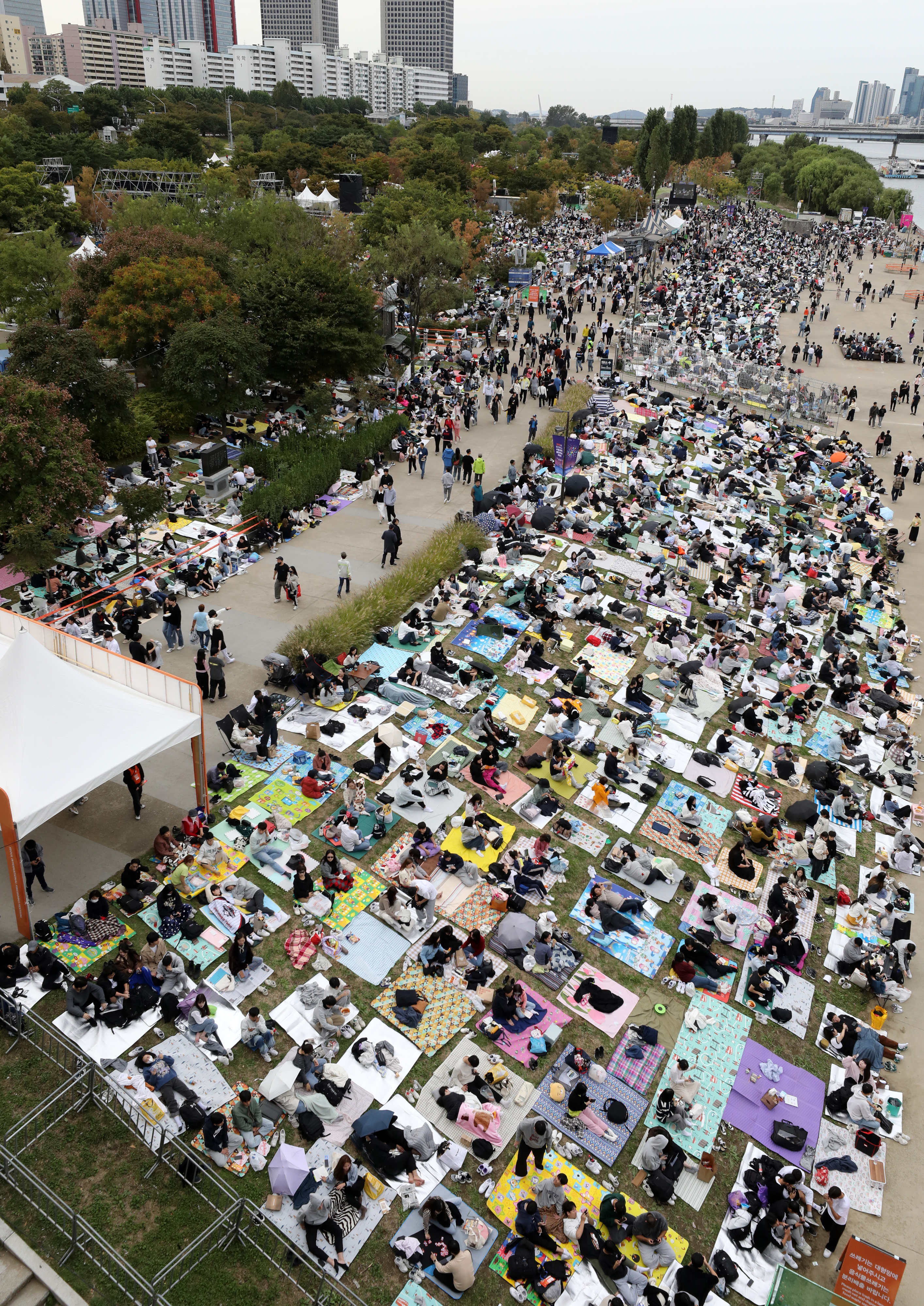 ‘서울세계불꽃축제’ 붐비는 한강공원