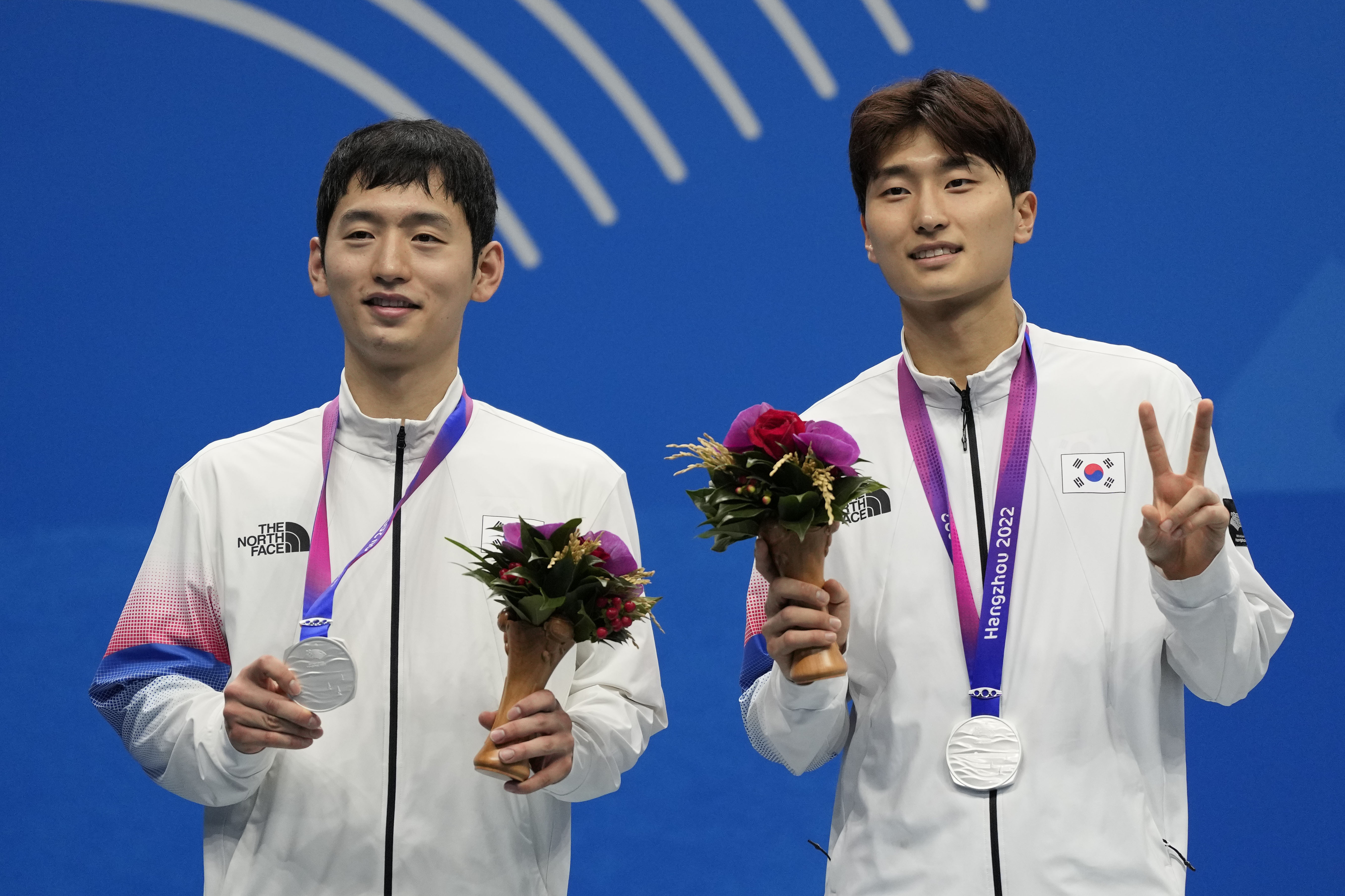 2022 항저우아시안게임 배드민턴 남자 복식에서 은메달을 따낸 최솔규-김원호. AP 연합뉴스