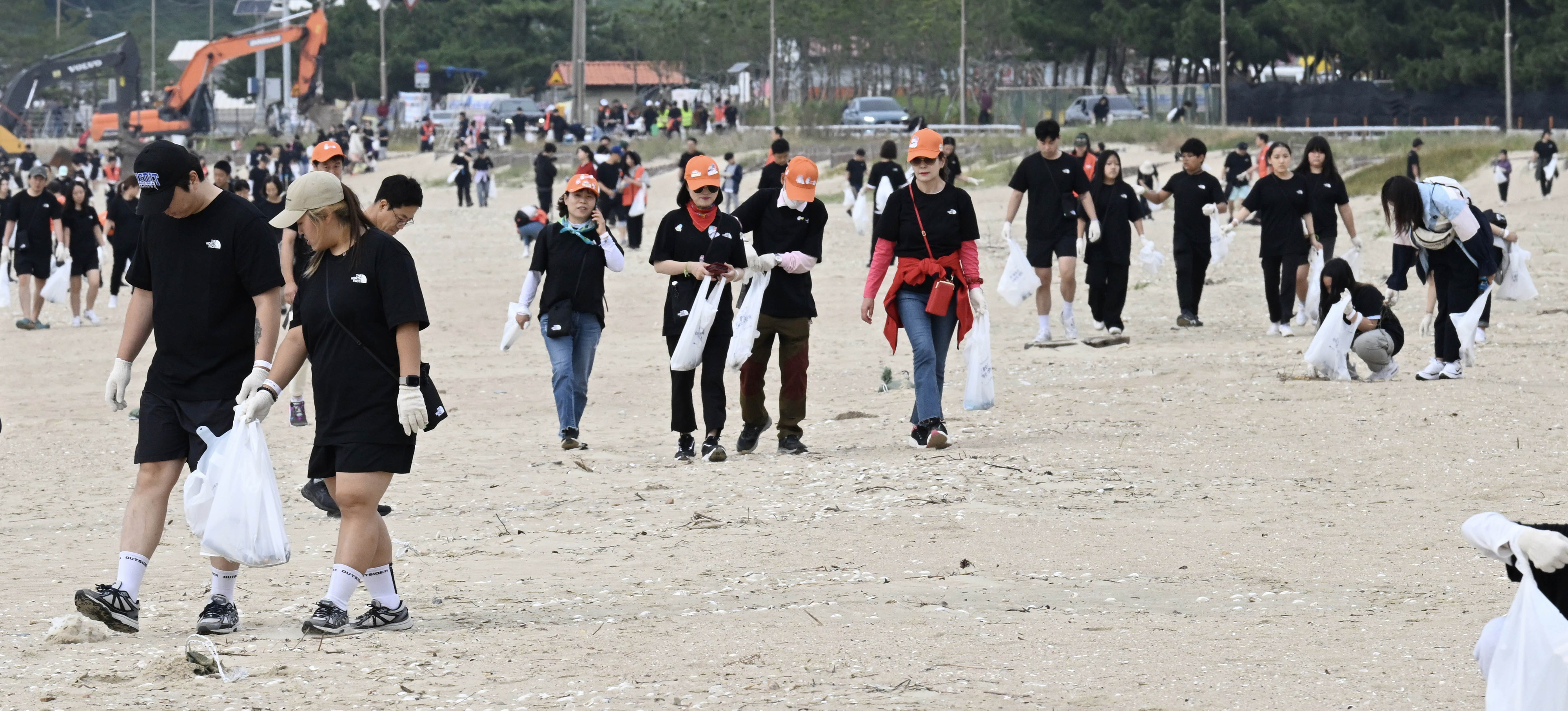 7일 충남 태안 아일랜드 리솜 리조트 안면도 꽃지해변 일대에서 호반그룹과 승일희망재단이 주최한 ‘비치 플로깅’&amp; 아이스버킷 챌린지‘에서 참가자들이 쓰레기를 줍는 환경 운동을 뜻하는 플로깅을 하고 있다. 2023.10.7 태안 홍윤기 기자