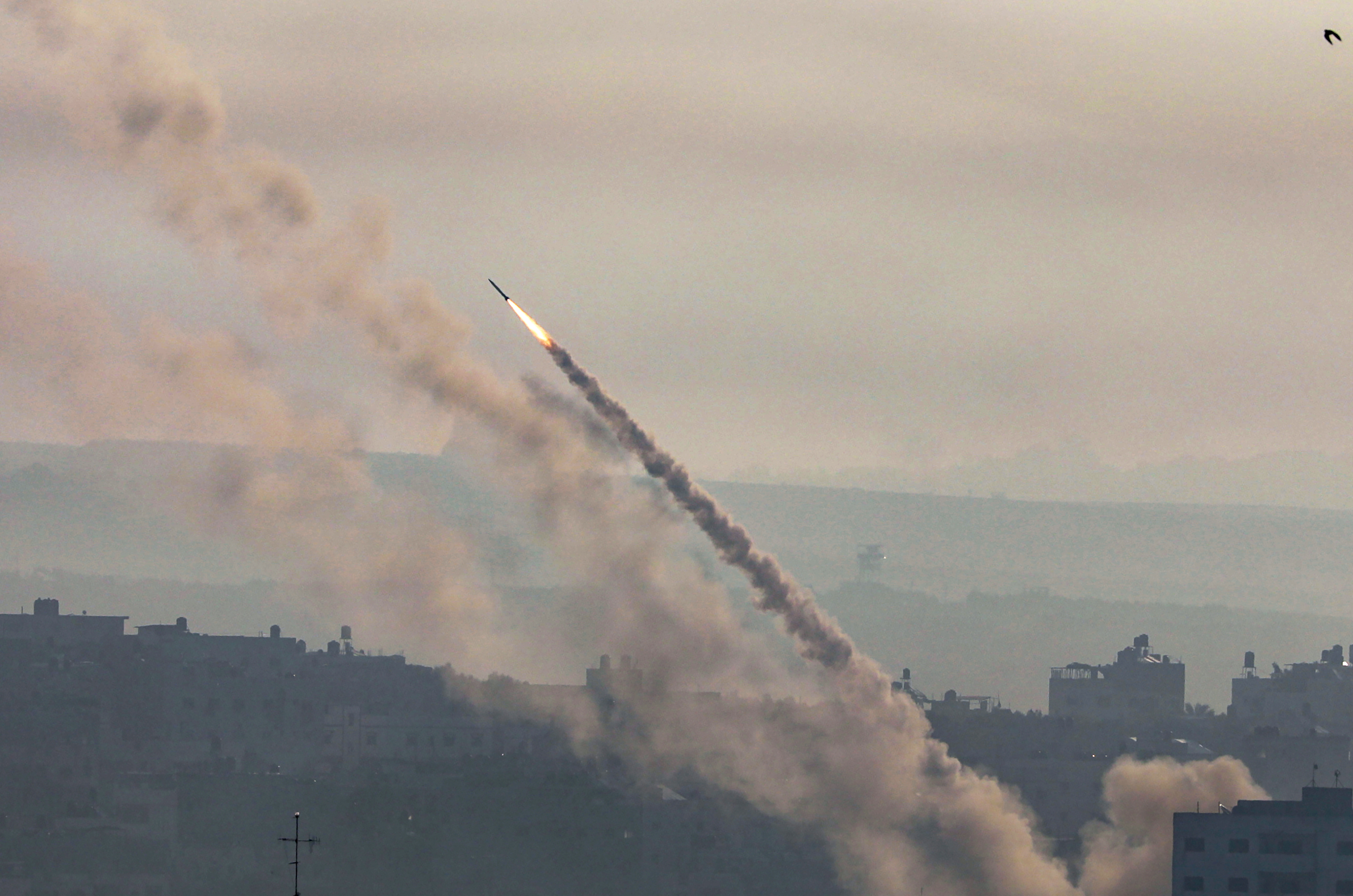 팔레스타인 가자지구를 통치하는 무장 정파 하마스가 7일(현지시간) 이스라엘에 대한 대대적 공세를 시작한 가운데, 하마스 산하 무장단체 ‘알-카삼’ 여단이 이스라엘을 향해 로켓포를 발사하고 있다. 2023.10.7 EPA 연합뉴스