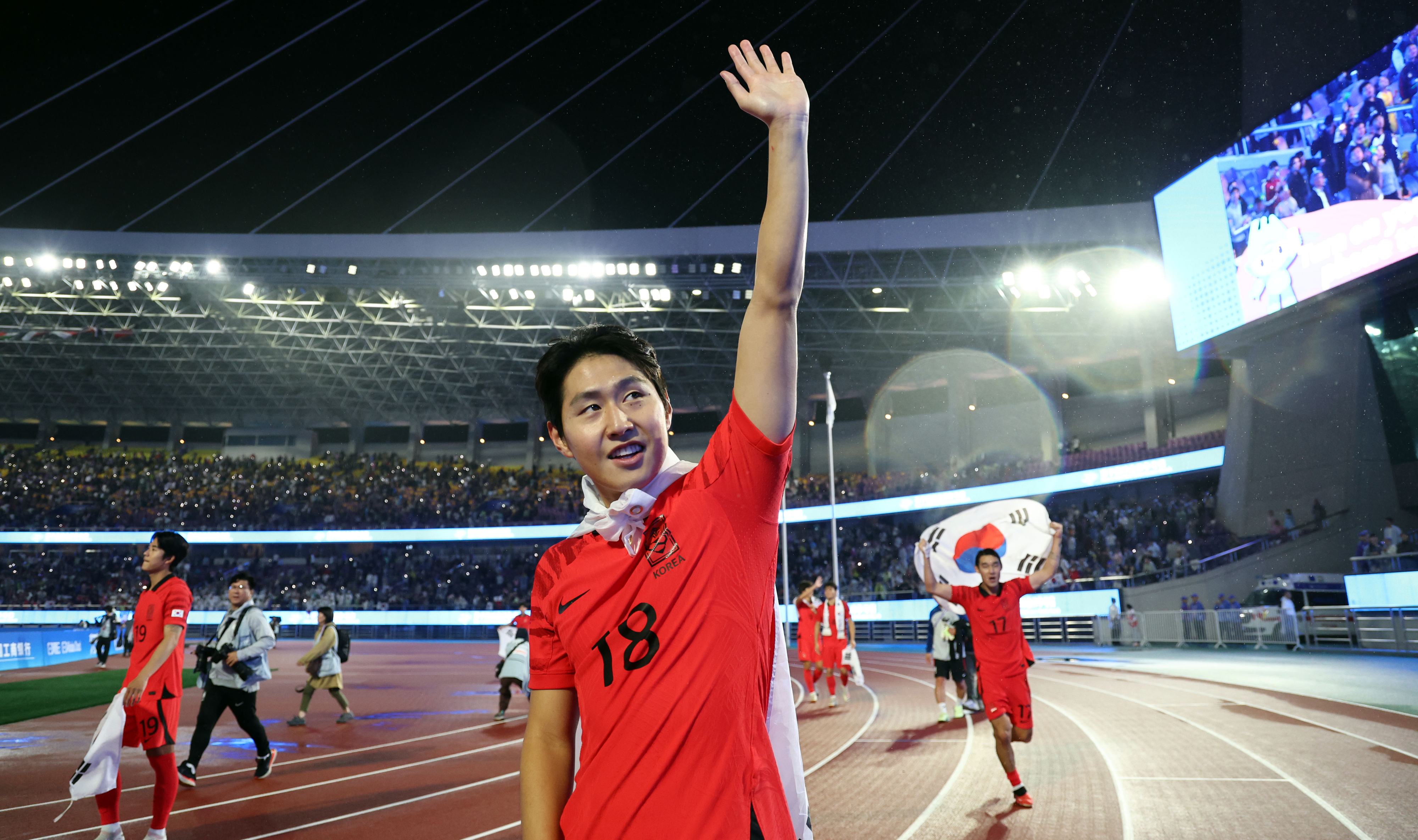 7일 중국 항저우 황룽 스포츠센터 스타디움에서 열린 2022 항저우 아시안게임 남자축구 결승전에서 일본을 2-1로 이기고 금메달을 획득한 한국의 이강인이 팬들에게 인사하고 있다. 2023.10.8 연합뉴스