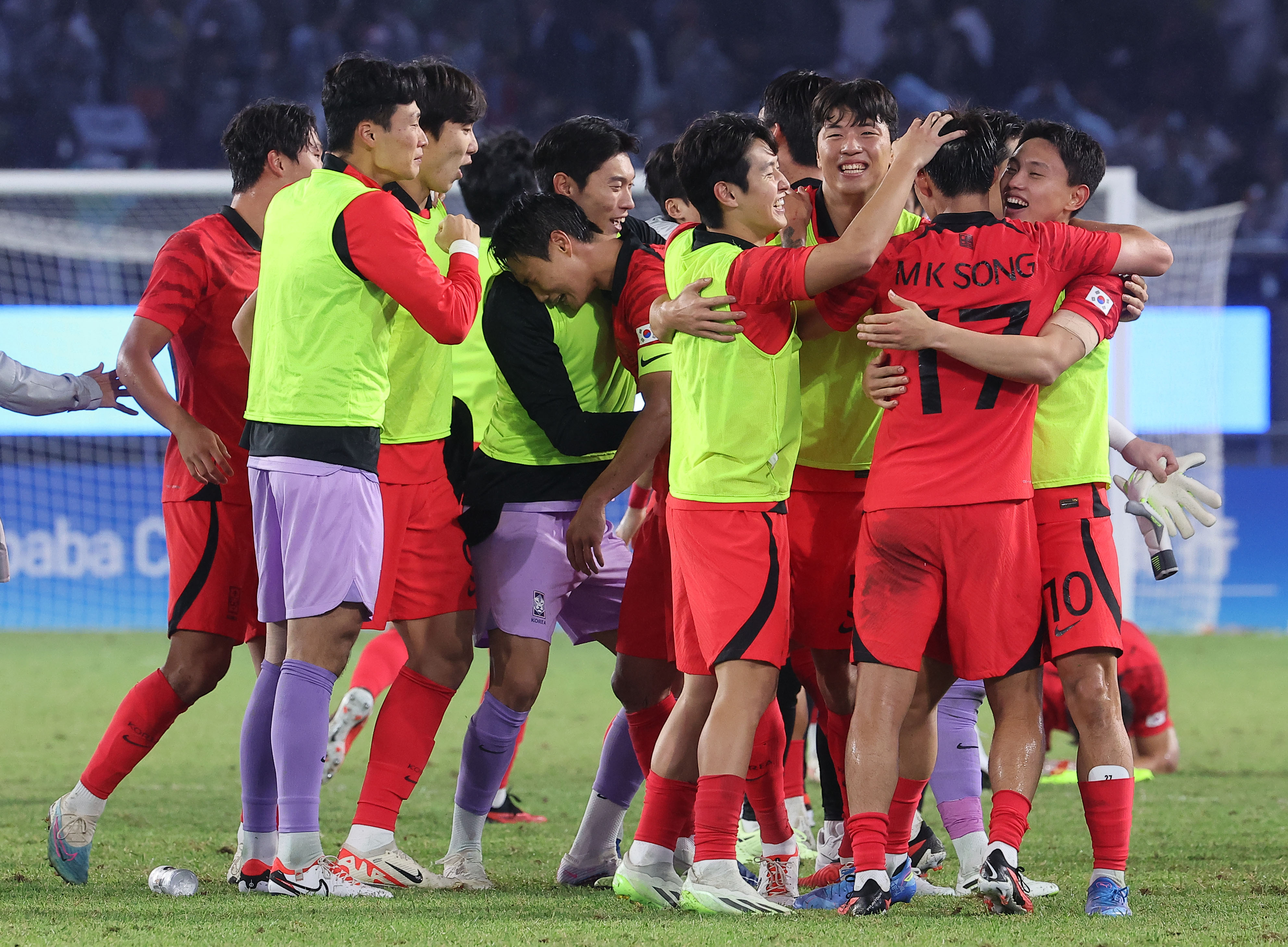 7일 중국 항저우 황룽 스포츠센터 스타디움에서 열린 2022 항저우 아시안게임 남자축구 결승전에서 한국 선수들이 일본에 2대1로 승리, 금메달 획득 후 기뻐하고 있다. 2023.10.8 연합뉴스