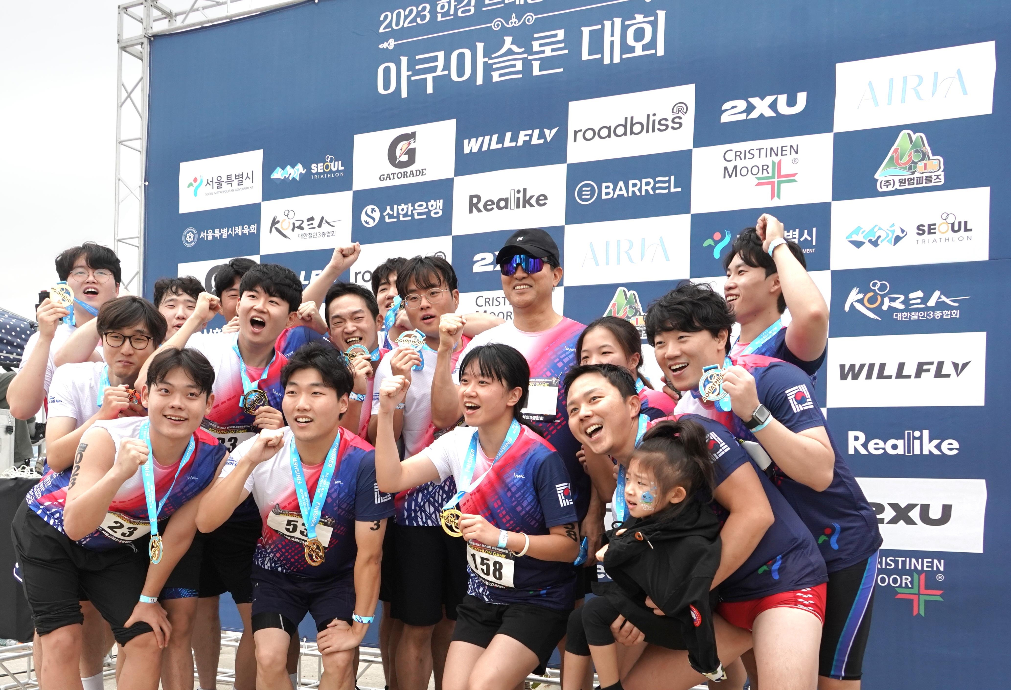 오세훈(뒷줄 오른쪽 두 번째) 서울시장이 8일 오전 잠실수중보 및 잠실한강공원 일대에서 열린 ‘2023 한강 아쿠아슬론대회’ 중 챌린지코스(수영 750m, 달리기5km)에 참가한 뒤 시민들과 함께 기념 촬영을 하고 있다. 서울시 제공