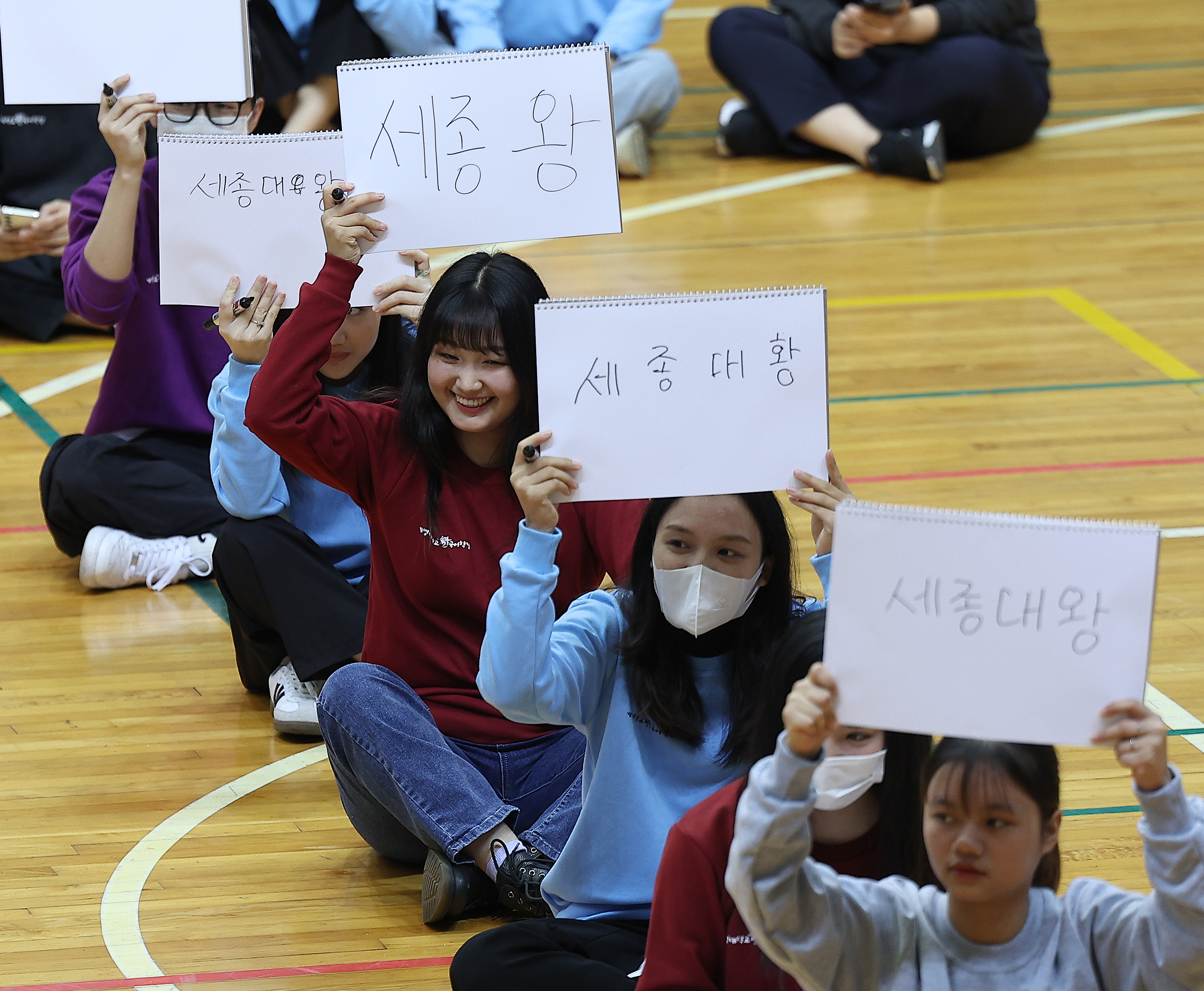 지난 6일 대구 달서구 계명대학교 체육관에서 열린 ‘제577돌 한글날 기념 한국어 퀴즈대회’에서 외국인 유학생들이 한국어 골든벨을 하고 있다. 연합뉴스