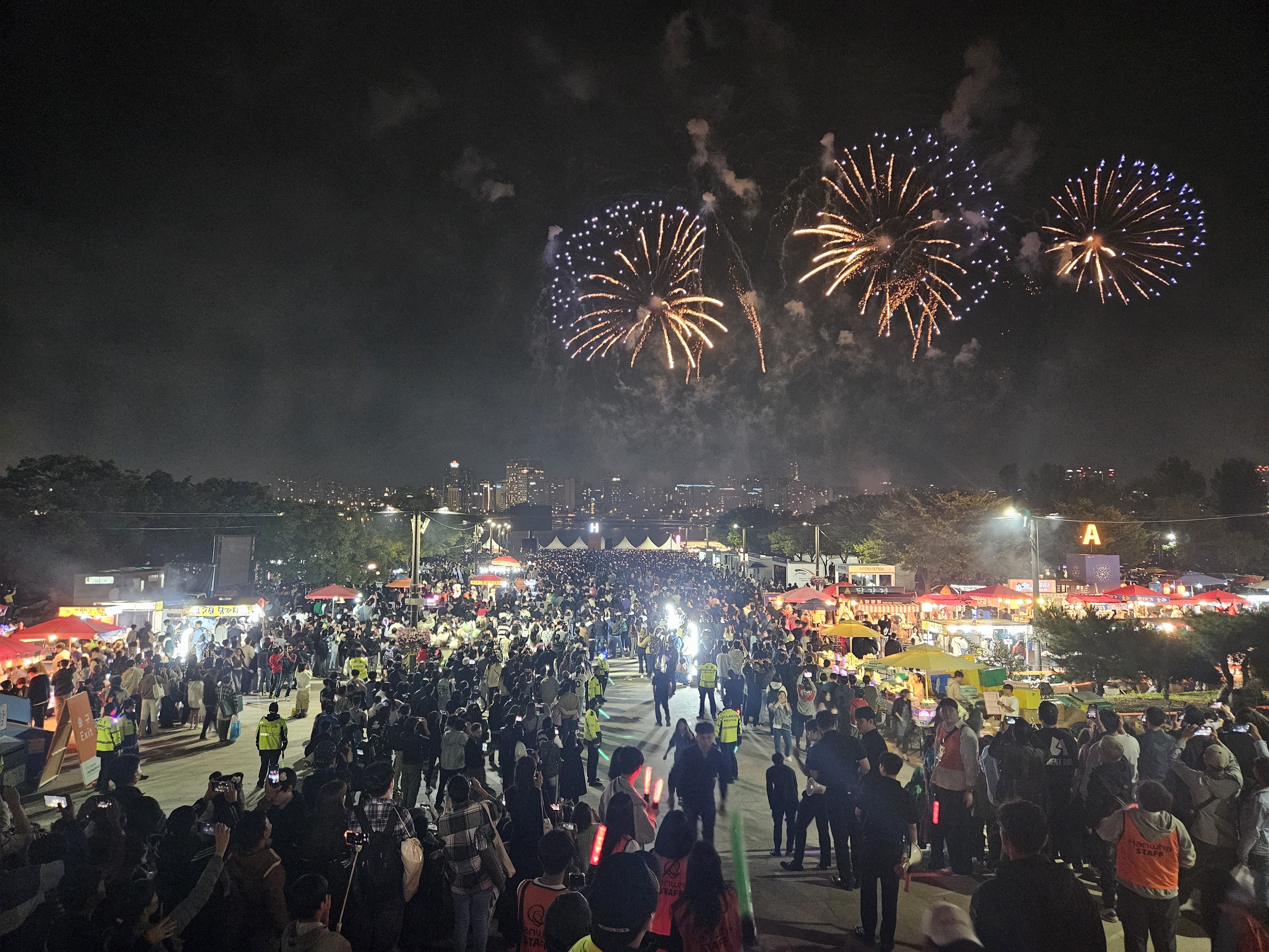 7일 서울 영등포구 여의도 한강공원에서 열린 ‘2023 서울세계불꽃축제’에 많은 시민이 몰려 있다. 2023.10.7 서울신문 DB