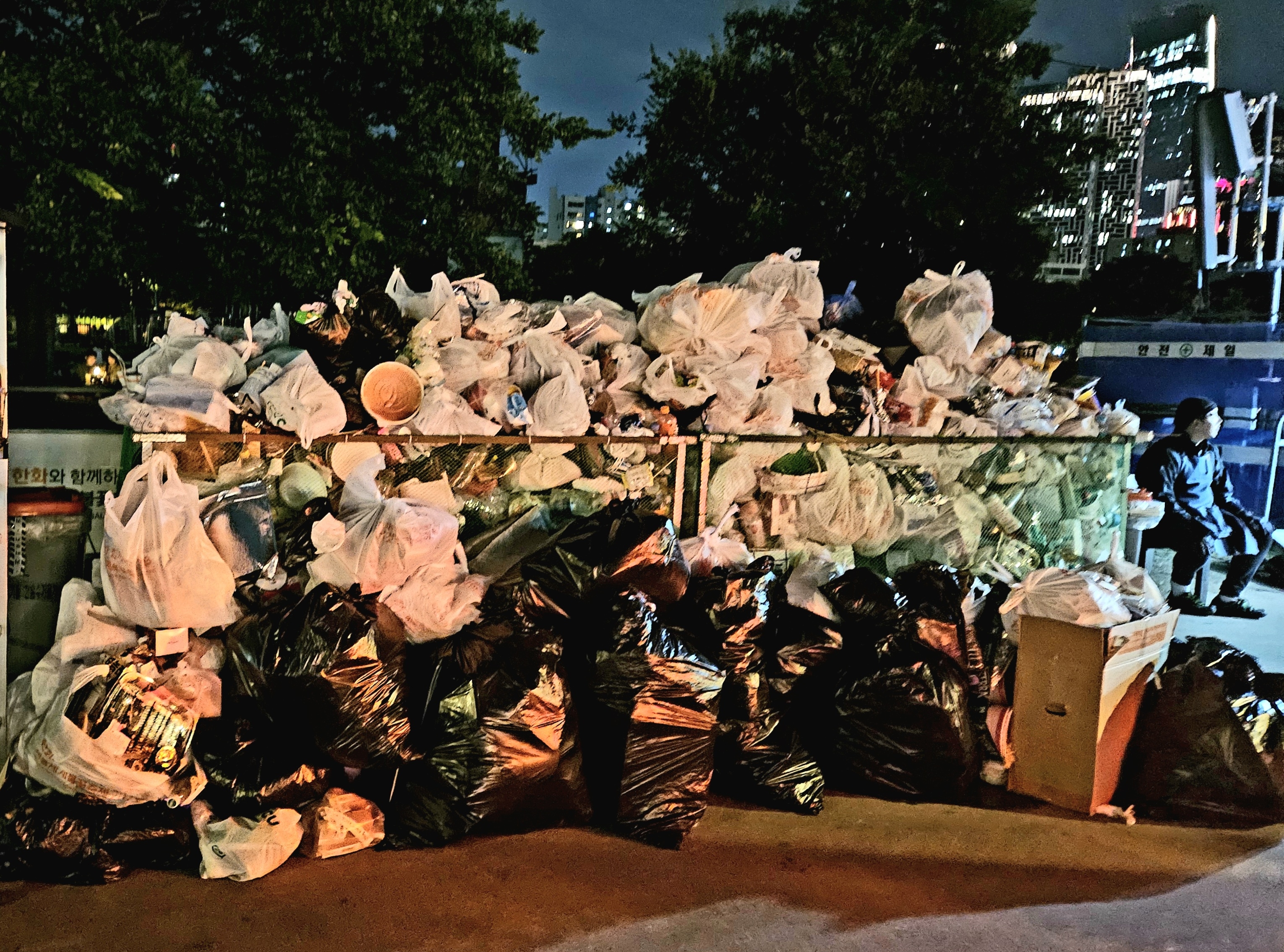 지난 7일 ‘2023 서울세계불꽃축제’가 열린 여의도 한강공원에서 배출된 쓰레기가 무질서하게 쌓여 있다.
