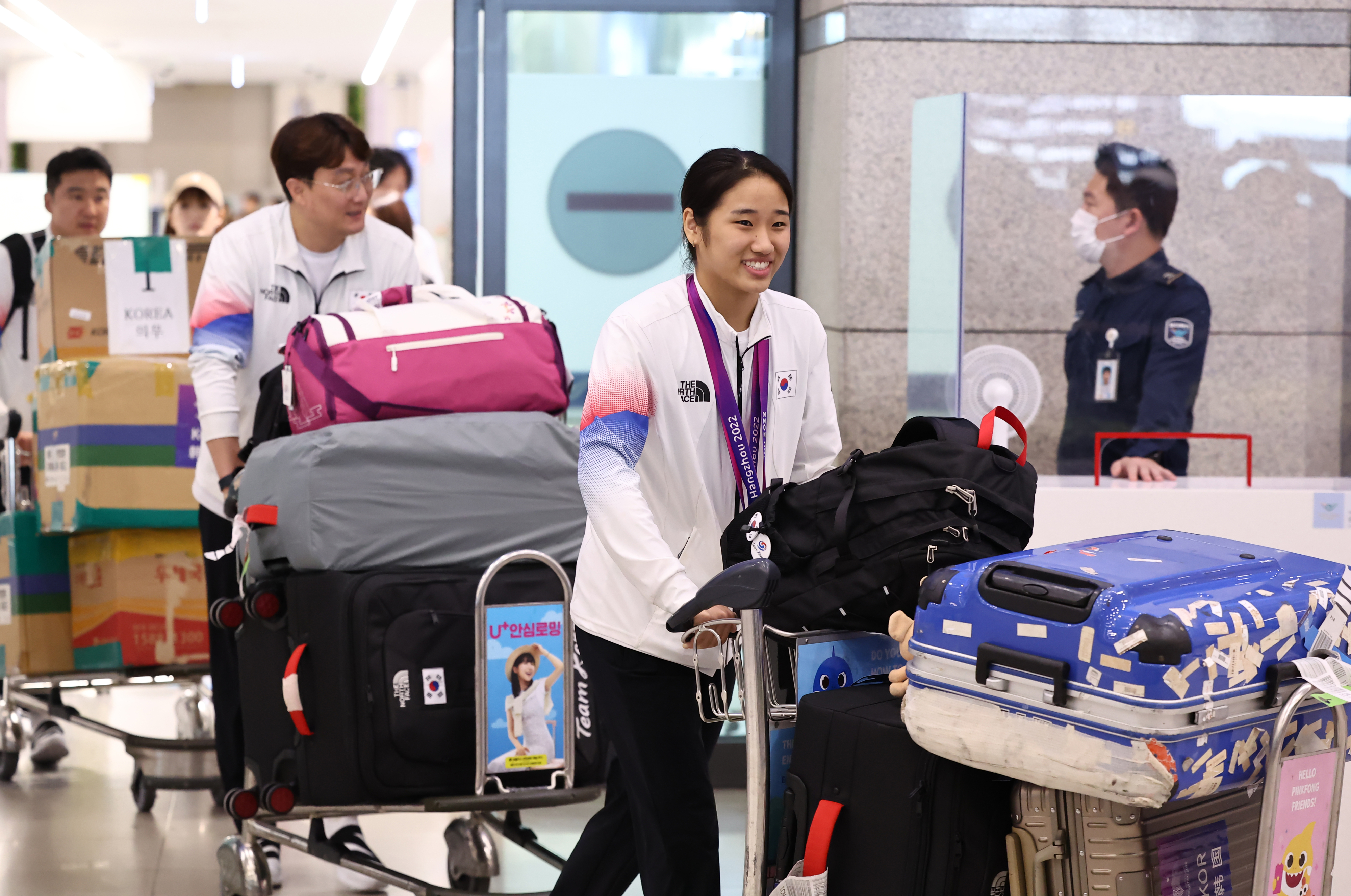 2022 항저우 아시안게임 대회 2관왕에 오른 배드민턴 안세영이 8일 오후 인천국제공항을 통해 귀국하고 있다. 연합뉴스