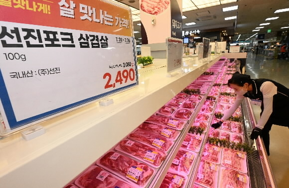 24일 오전 서울 양재동 하나로마트 정육코너에 삼겹살 가격이 100g당 2490원을 나타내고 있다. 2023.7.24. 도준석 기자