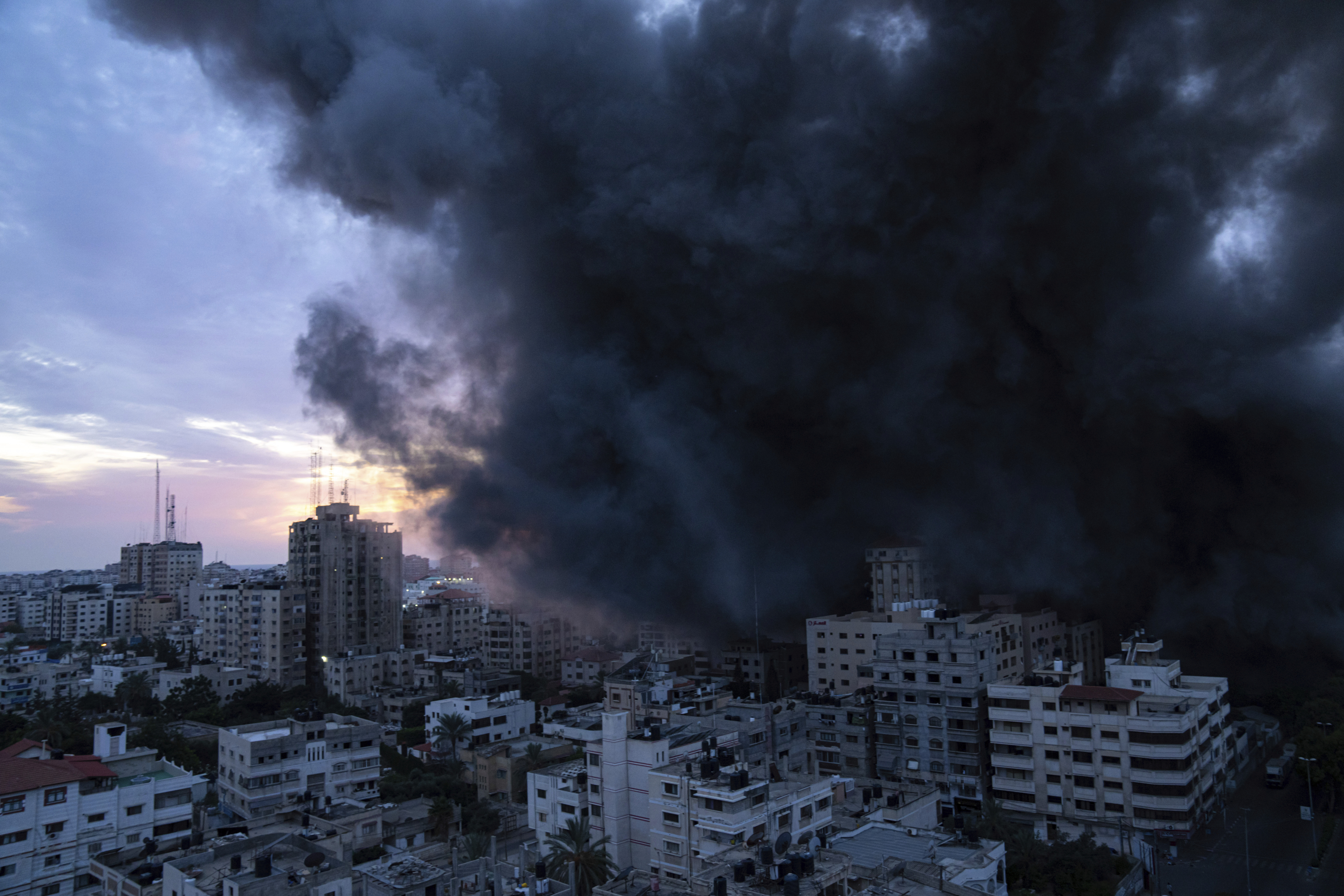 이스라엘 보복 공격으로 연기 치솟는 가자지구
