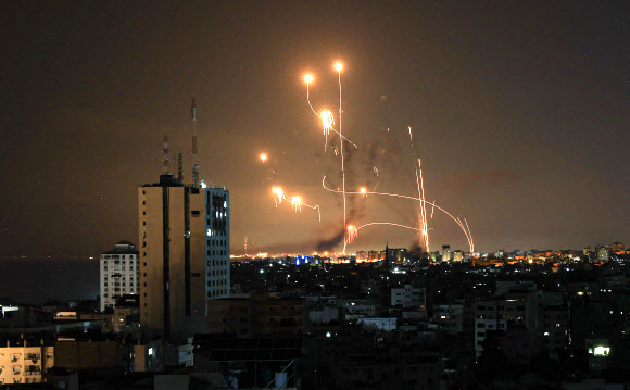 이스라엘 남부 네티봇에서 8일(현지시간) 팔레스타인 가자지구에서 날아오는 로켓을 요격하기 위해 저고도 미사일 방어망 아이언 돔을 뚫고 미사일 한 발이 발사되고 있다. 2023.10.8 네티봇 AFP 연합뉴스