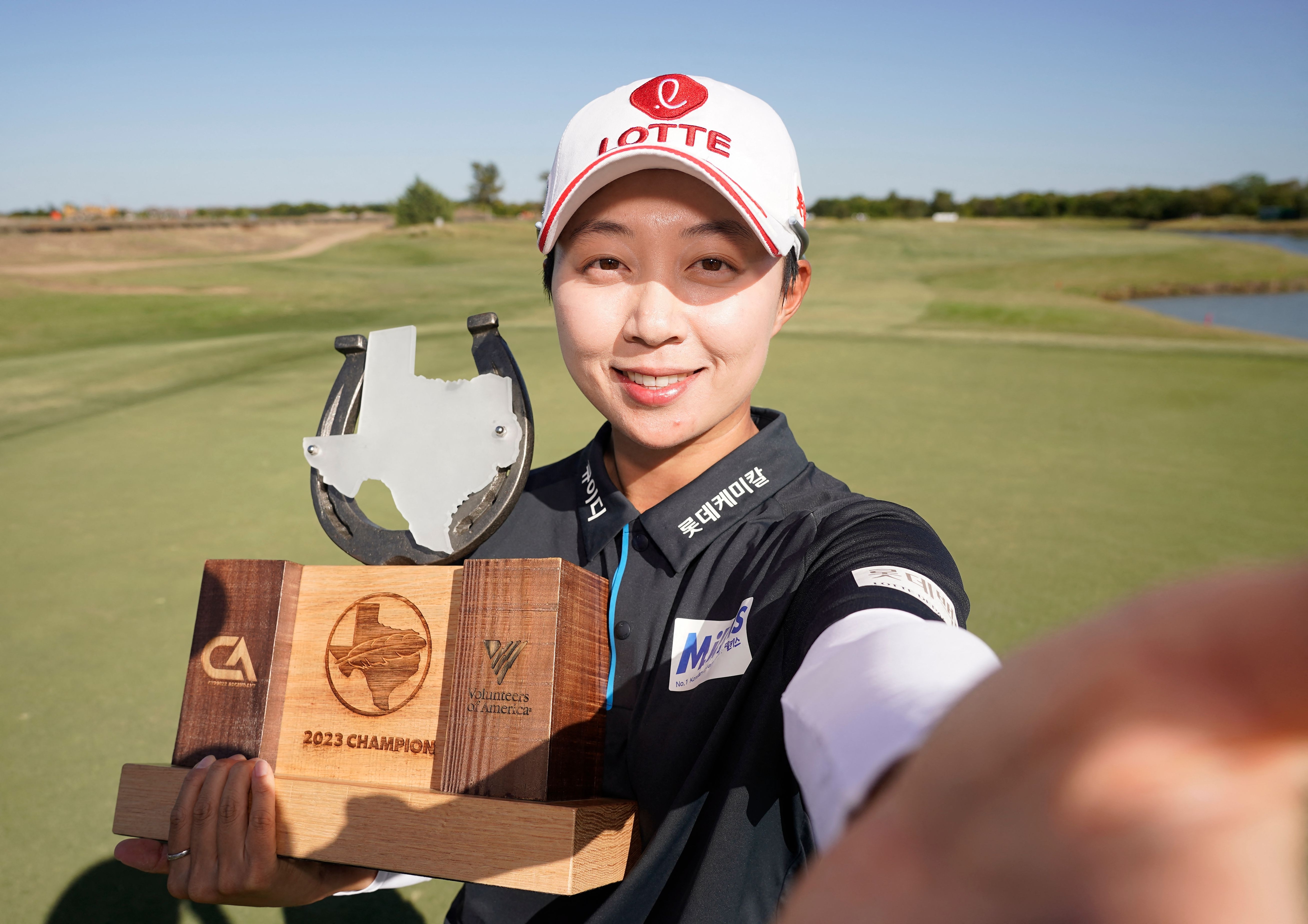 9일 LPGA 투어 어센던트 LPGA에서 우승한 김효주가 우승 트로피를 안은 채 셀프 카메라를 찍고 있다.  AFP 연합뉴스