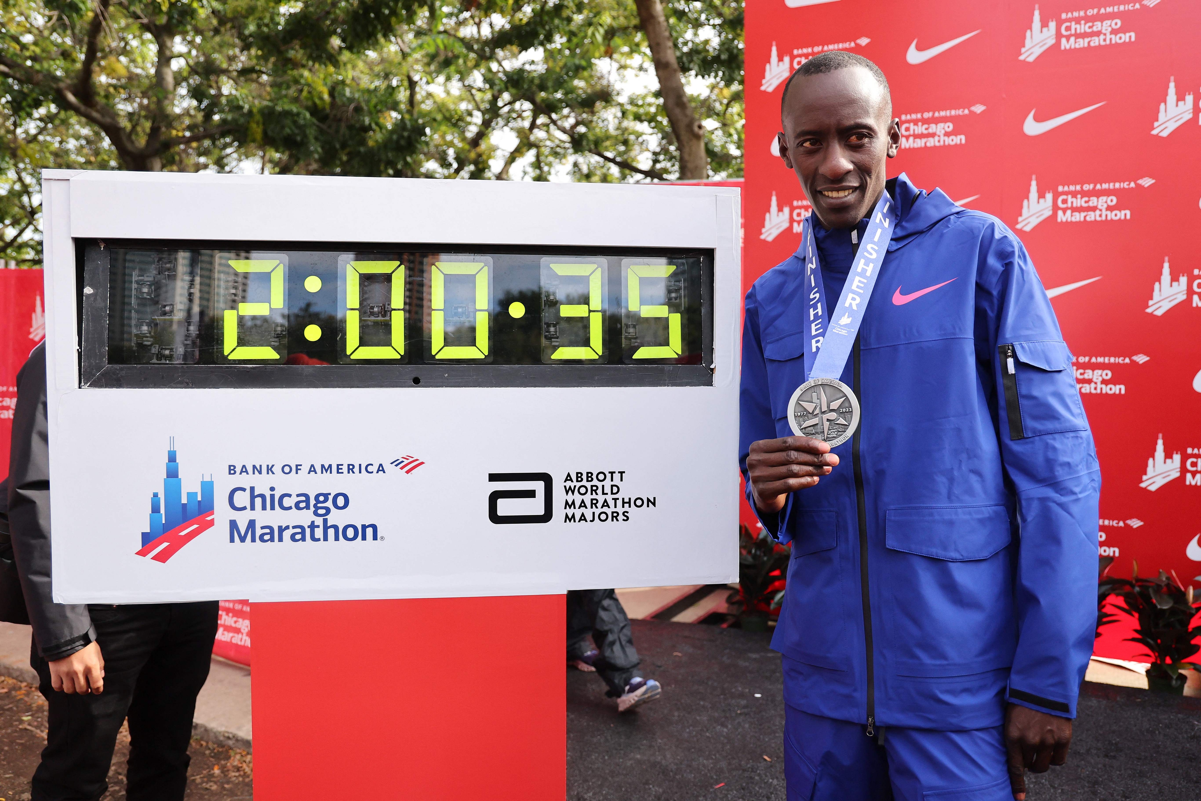 8일 밤 2분 00분 35초의 세계 신기록을 세우며 시카고 마라톤에서 우승한 켈빈 키프텀. AFP 연합뉴스