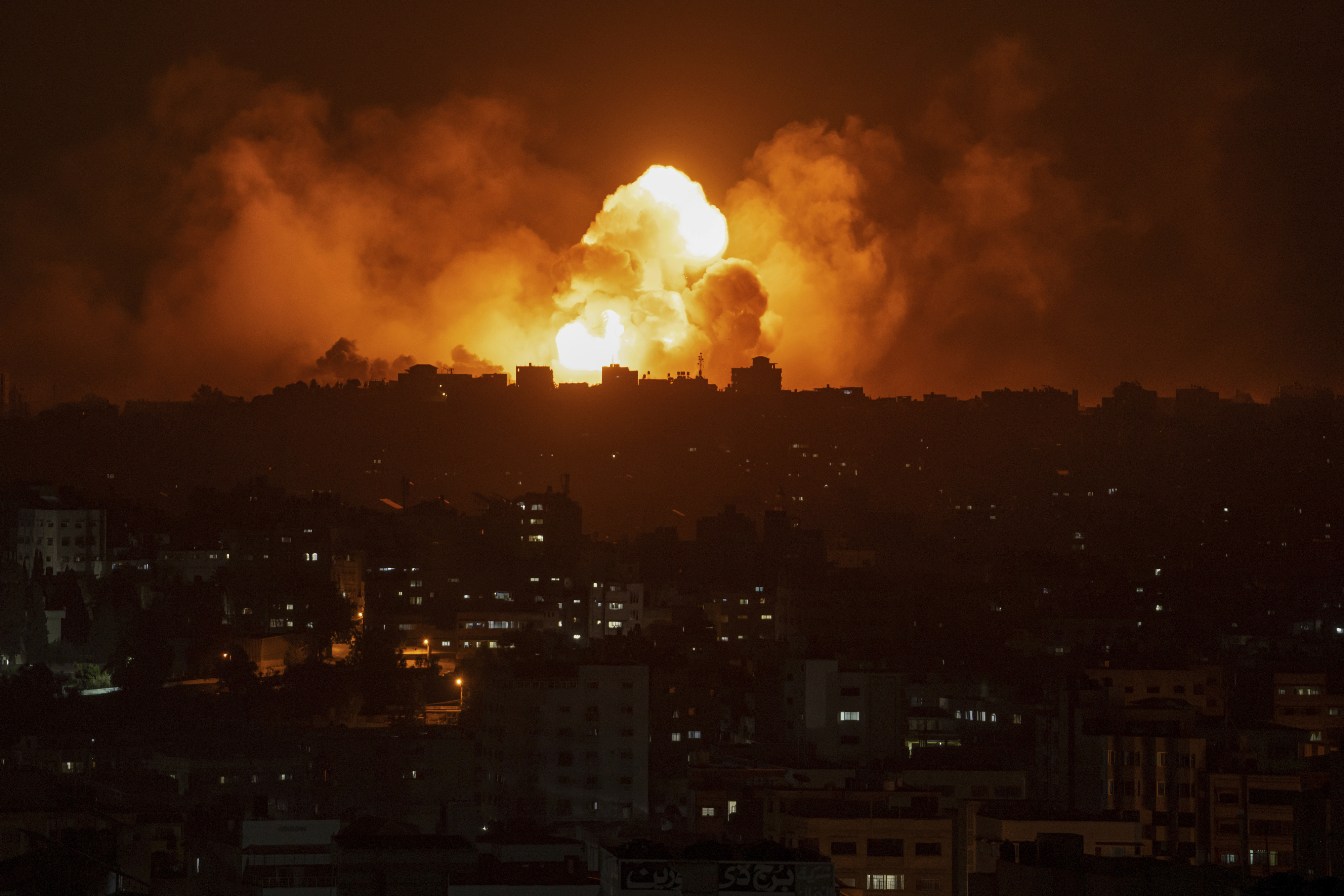 이스라엘 공습, 연기 치솟는 가자지구