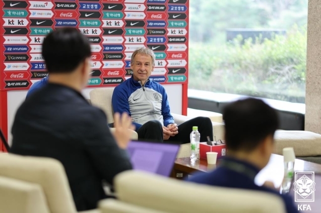 인터뷰하는 위르겐 클린스만 감독. 대한축구협회 제공.