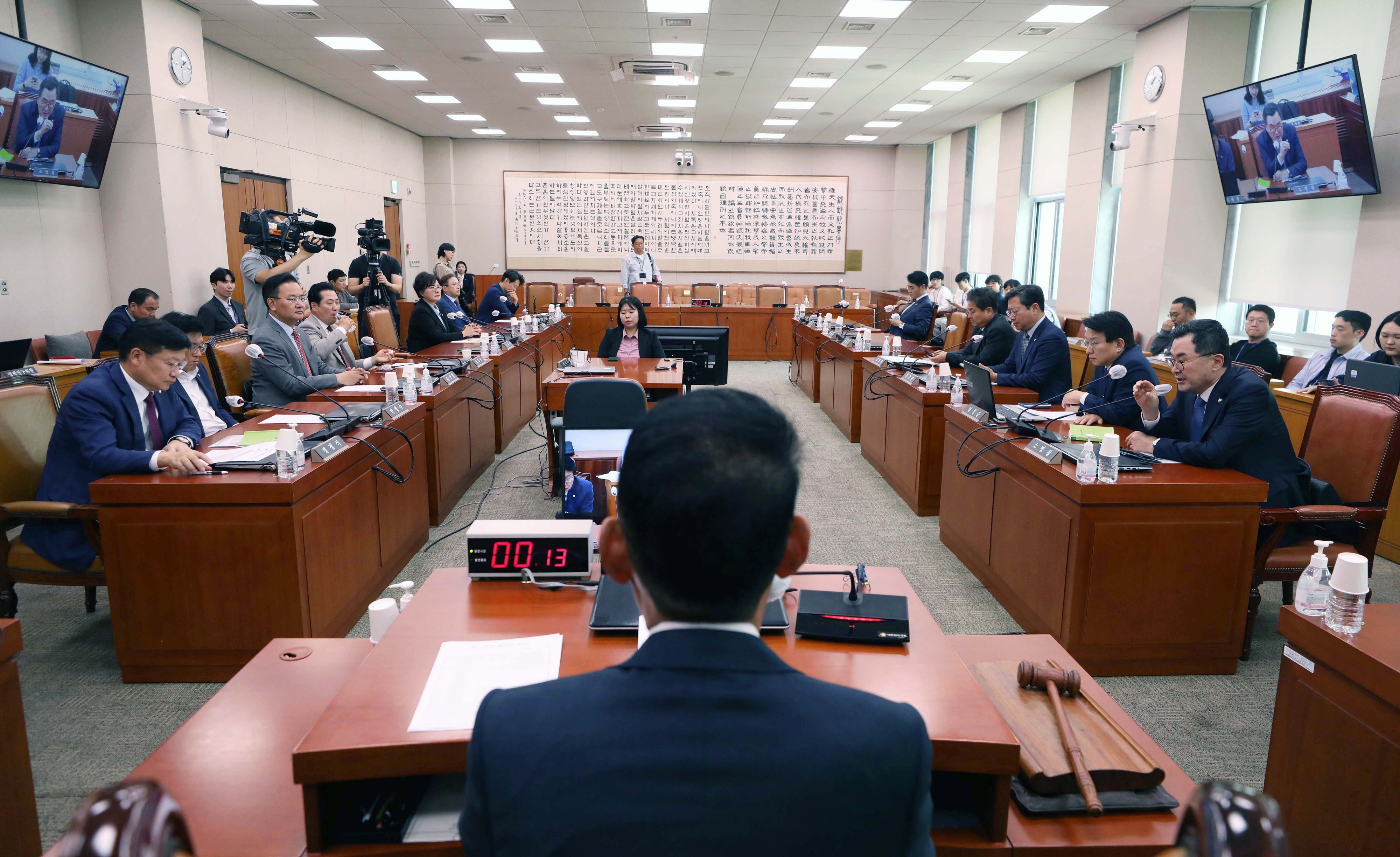 소병철 더불어민주당 법사위 간사가 6일 오후 서울 여의도 국회에서 열린 법제사법위원회 전체회의에서 발언을 하고 있다.  뉴시스