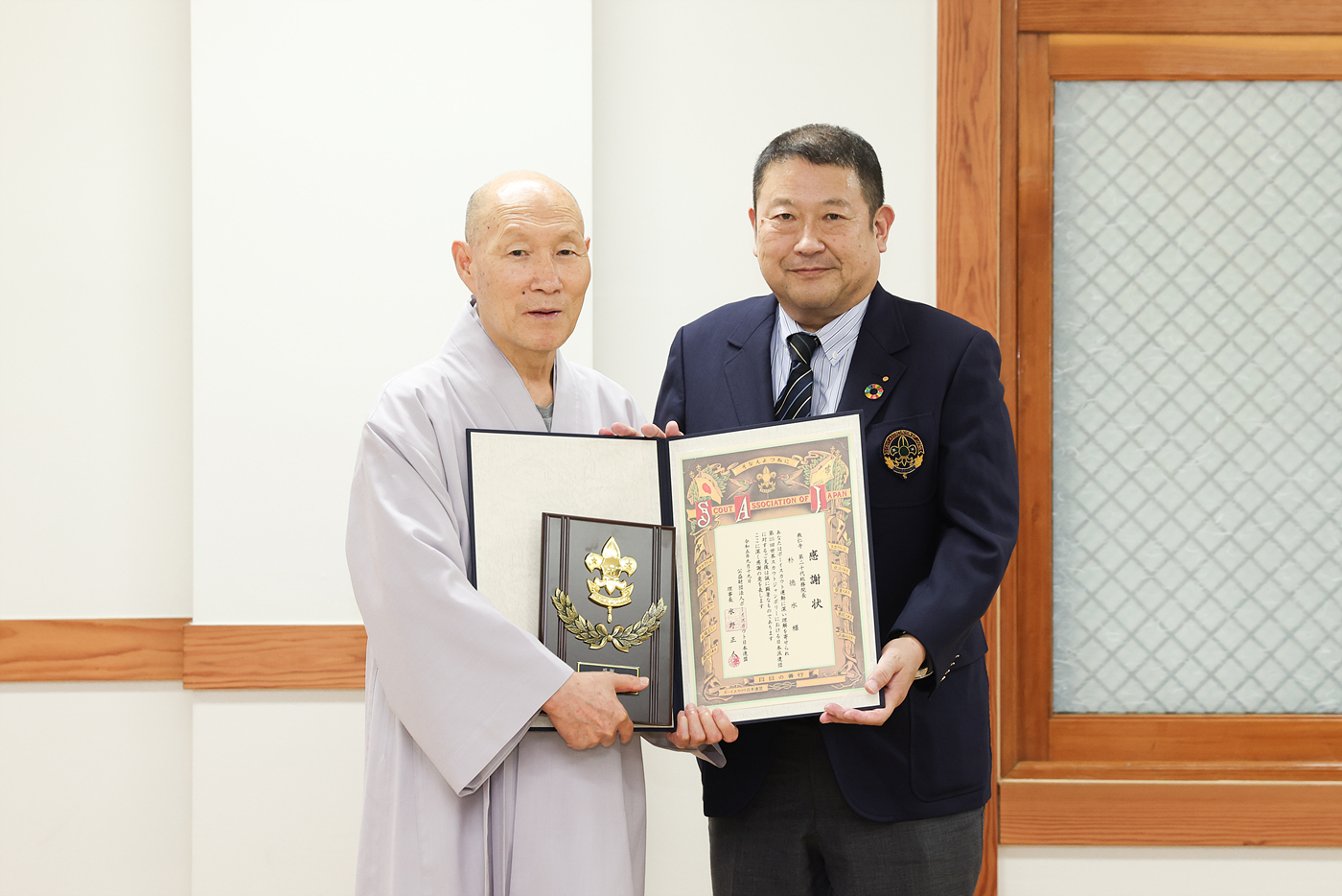 이데타 유키노리 일본 스카우트연맹이 감사패를 전달했다. 천태종 제공