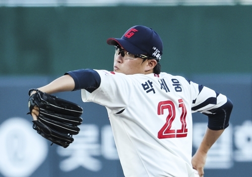 롯데 자이언츠 박세웅이 지난달 4일 부산 사직구장에서 열린 두산 베어스전에서 공을 던지고 있다. 연합뉴스