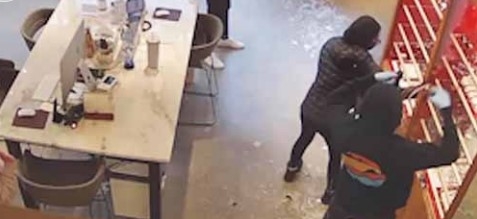 지난 4월 미국 워싱턴 DC 남서부 시내의 한 안경점에 침입한 도둑들이 유리 진열장을 부수고 물건을 훔치는 모습이 폐쇄회로(CC)TV에 잡혔다. 폭스뉴스 캡처