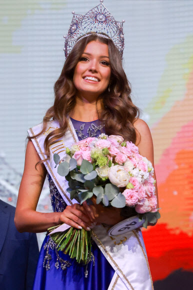 8일(현지시간) 상트페테르부르크를 대표하는 마르가리타 골루베바(Margarita Golubeva)가 바르비카 럭셔리 빌리지 콘서트홀에서 열린 미인대회 결승전에서 2023년 미스 러시아로 선정됐다. 2023. 10. 9 타스 연합뉴스