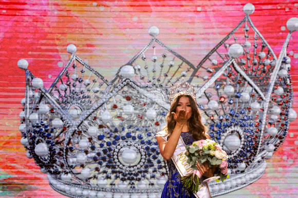 8일: 미스 러시아 2023 상트페테르부르크를 대표하는 마르가리타 골루베바가 바르비카 럭셔리 빌리지 콘서트홀에서 열린 미인대회 결승전에서 왕관을 쓴 후 모습을 보이고 있다. 2023. 10. 9  타스 연합뉴스