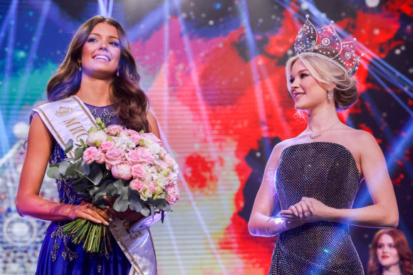 8일(현지시간) 2023 미스 러시아 우승자인 상트페테르부르크 대표 마르가리타 골루베바(L)와 2022 미스 러시아 우승자 안나 린니코바(Anna Linnikova)가 왕관을 쓰는 모습이다. 2023. 10. 9 타스 연합뉴스