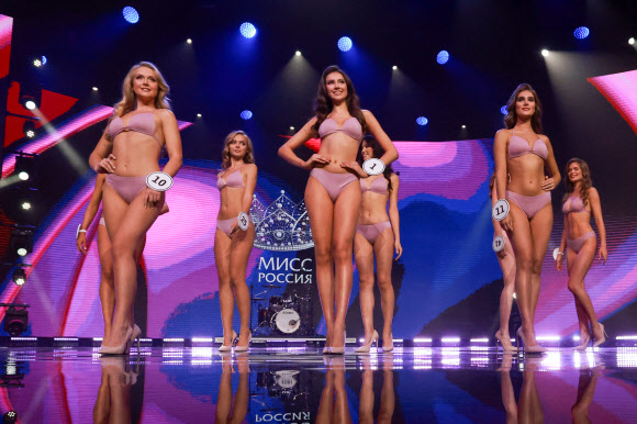 8일(현지시간) 바르비카 럭셔리 빌리지 콘서트홀에서 열린 미스 러시아 2023 미인대회 결승전에서 참가자들이 수영복 심사를 받고 있다. 2023.10. 9 타스 연합뉴스