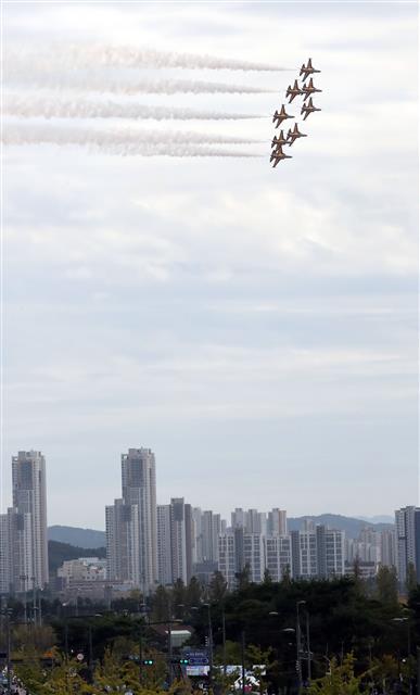 한글날 축하비행 하는 블랙이글스