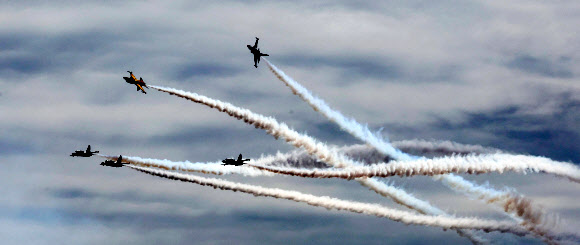 ‘세종축제’ 에어쇼 펼치는 블랙이글스