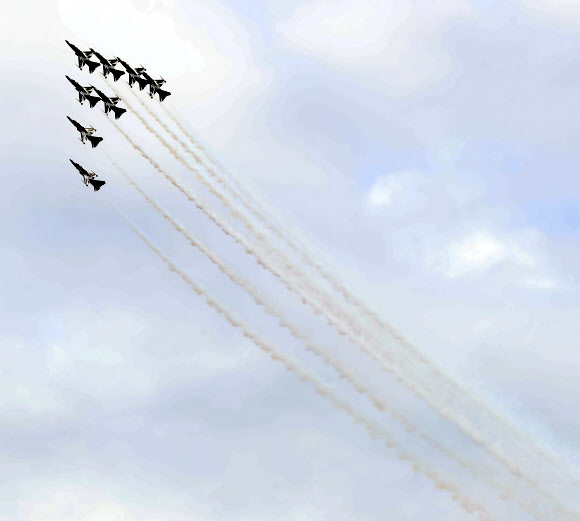 2023 세종축제가 열린 9일 세종시 어진동 세종호수공원 상공에서 블랙이글스가 멋진 에어쇼를 펼치고 있다.  2023.10.09 뉴시스