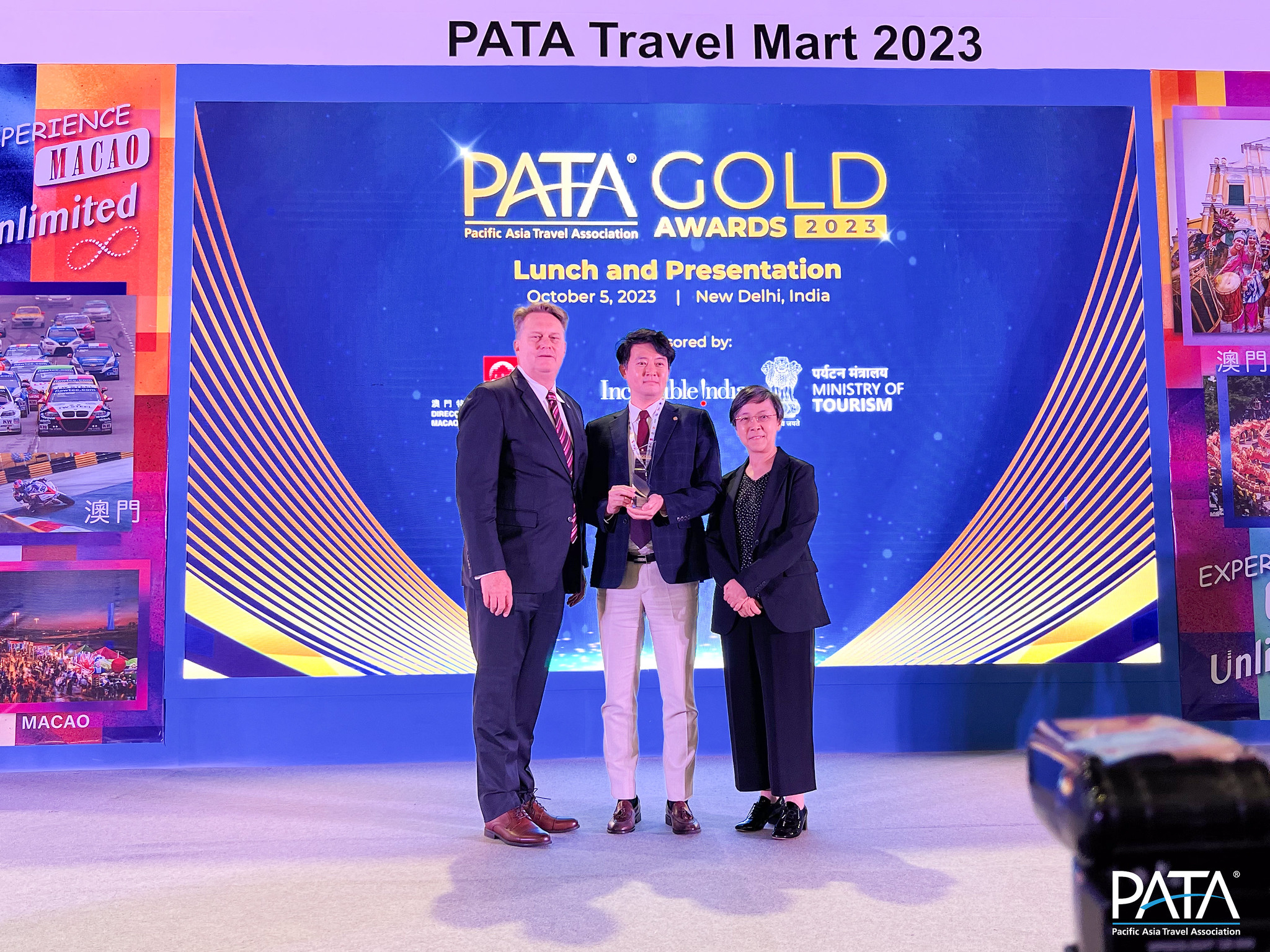 신현철(가운데) 제주관광공사 지역관광그룹장이 지난 5일 인도 뉴델리에서 개최된 파타 골드 어워즈 2023(PATA Gold Awards 2023)에서 지역 기반관광 부문 골드 어워즈를 수상했다. 왼쪽은 피터 시몬 아시아태평양관광협회(PATA) 회장. 제주관광공사 제공