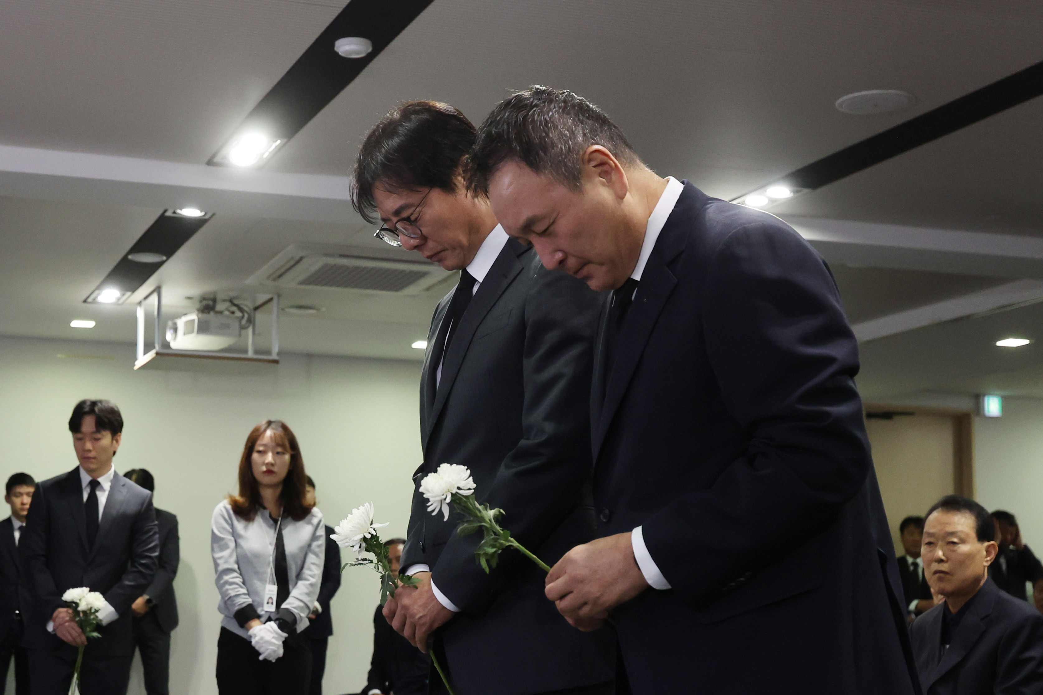 헌화하는 황선홍 전 감독  황선홍 올림픽 축구대표팀 감독이 10일 오전 종로구 축구회관에서 열린 박종환 전 축구 국가대표팀 감독 영결식에서 허정무 전 대전하나시티즌 이사장과 함께 헌화하고 있다. 2023.10.10 연합뉴스