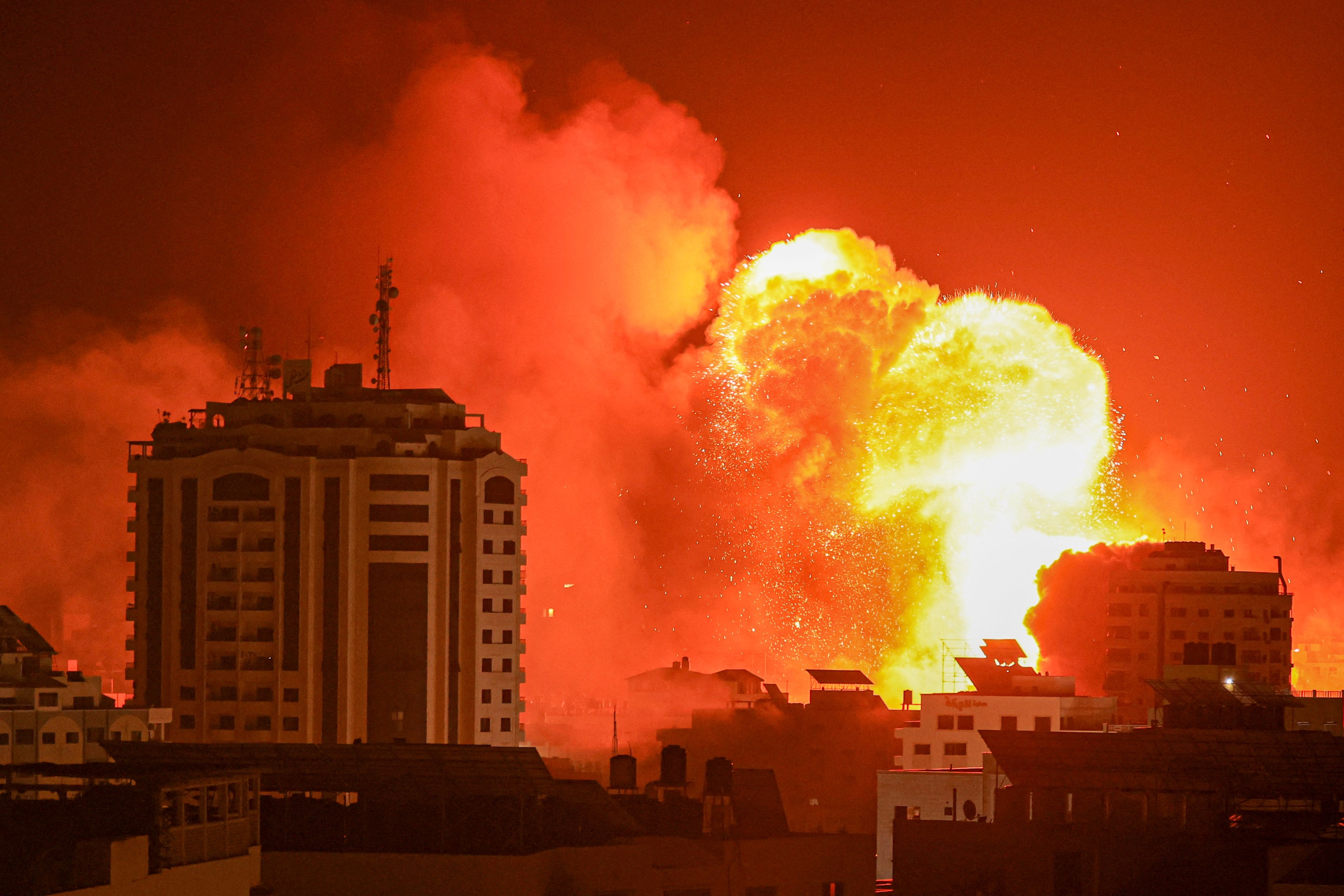 이스라엘 폭격으로 화염 휩싸인 가자지구